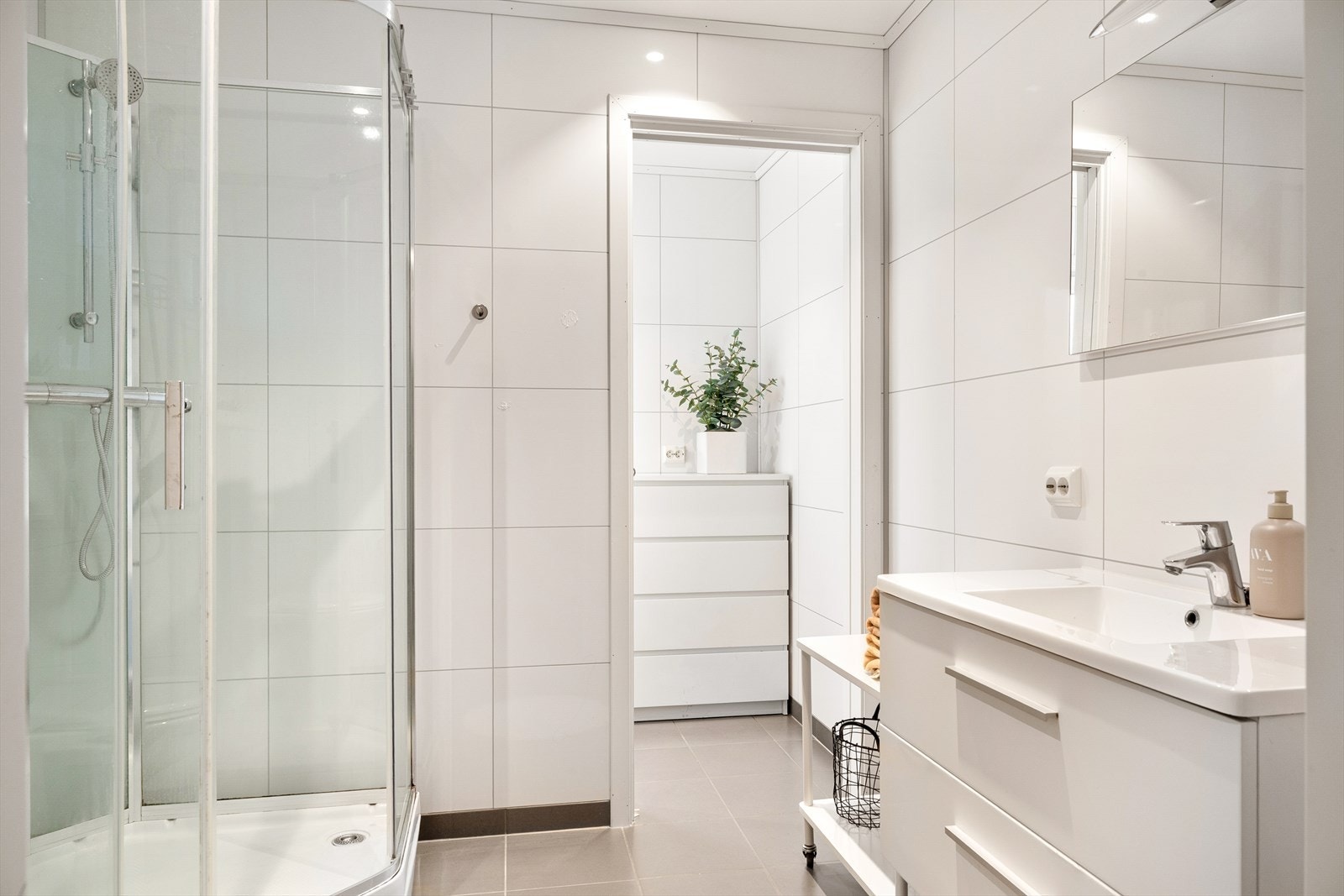 Bad nr. 1 har tilkomst fra entréen og var nytt i 2015. Badet har fliser på gulv og baderomsplater på vegger. Galleribilde