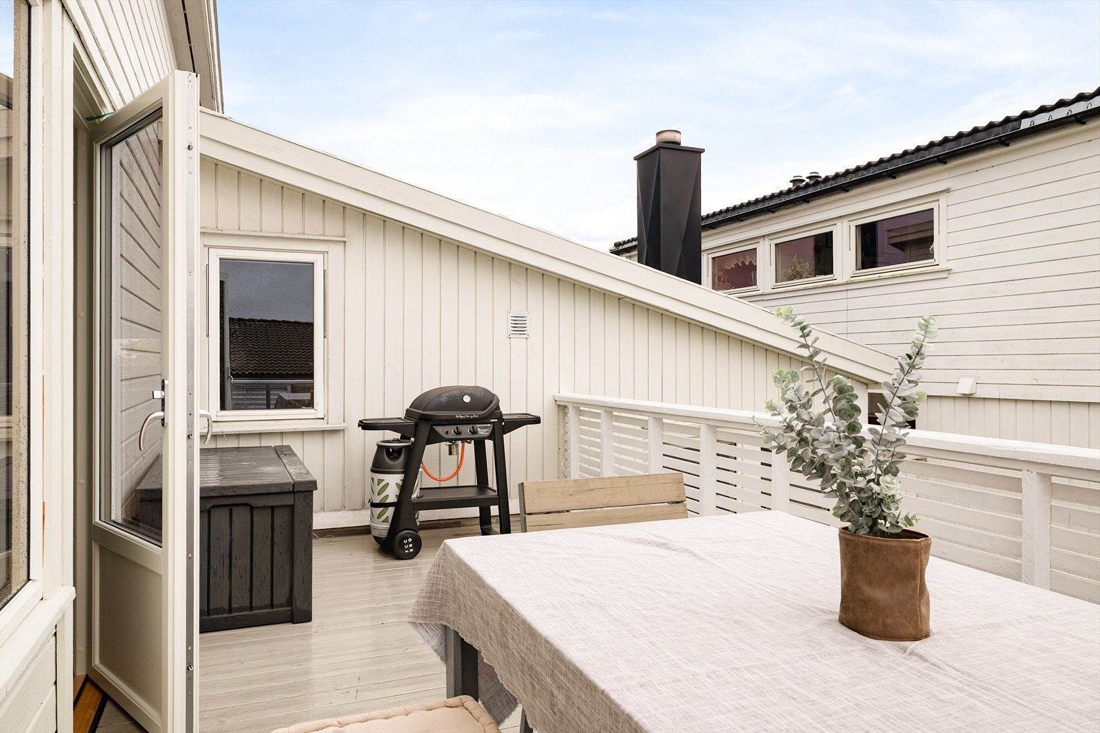 Verandaen er solrik, lun og usjenert. Galleribilde