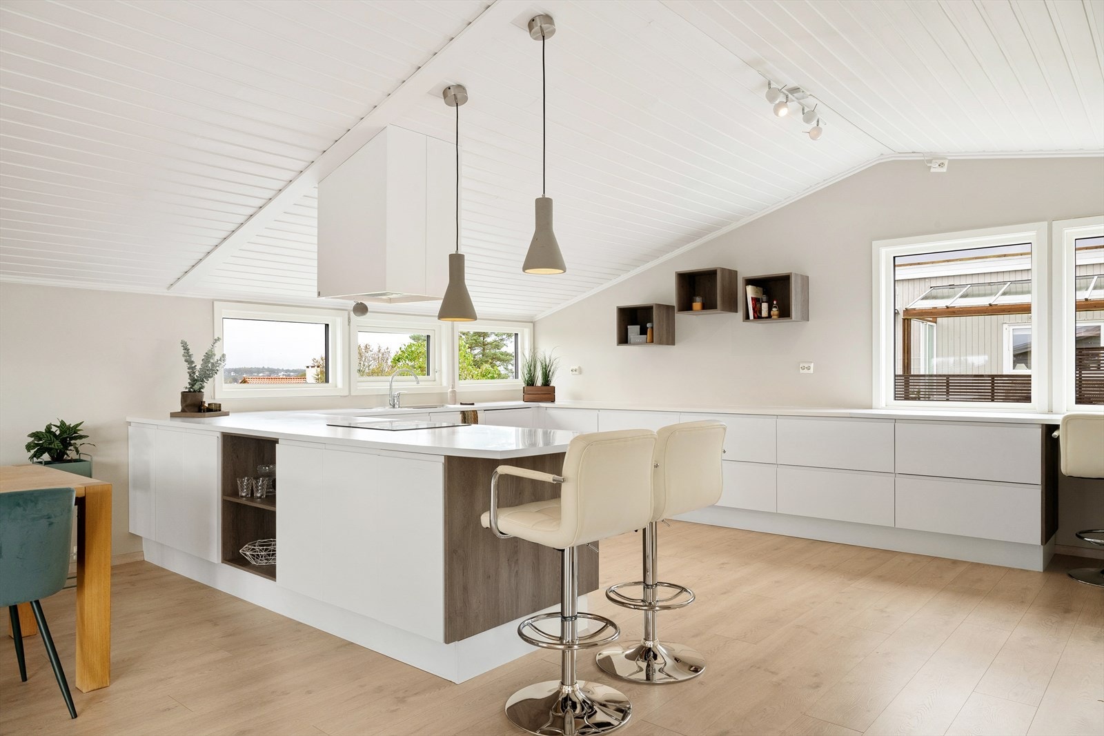 Tidløst og moderne kjøkkeninnredning fra Aubo som var nytt i 2015. Rommet er et fantastisk oppholdsrom, hvor det er kjekt å samle familie og venner. Galleribilde