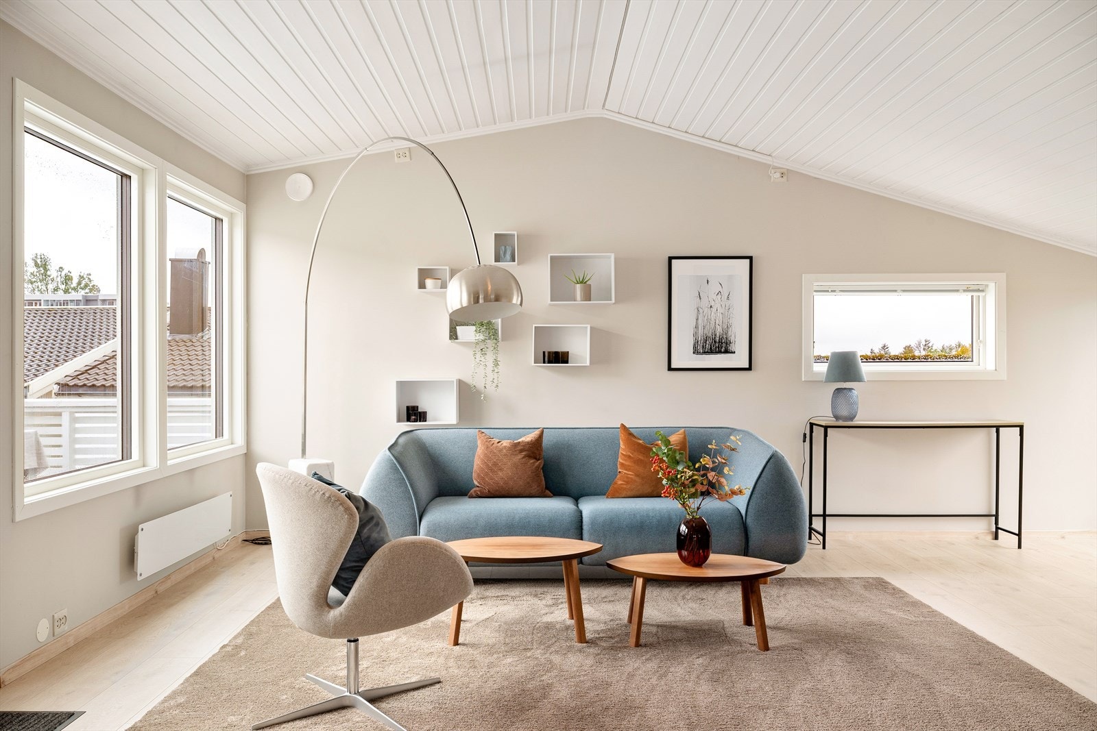 Boligen strekker seg over tre plan og byr på romslig stue og kjøkken, tre gode soverom, kjellerstue, peisestue og to bad. Galleribilde