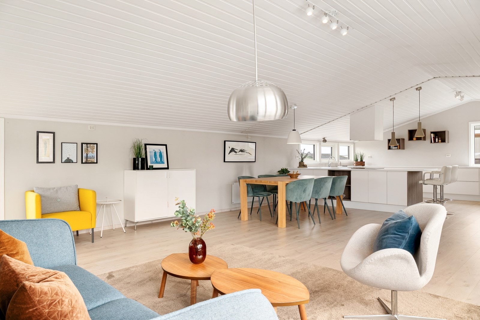 Stuen har god plass til møblerings muligheter med stort spisebord og sofagruppe. Galleribilde