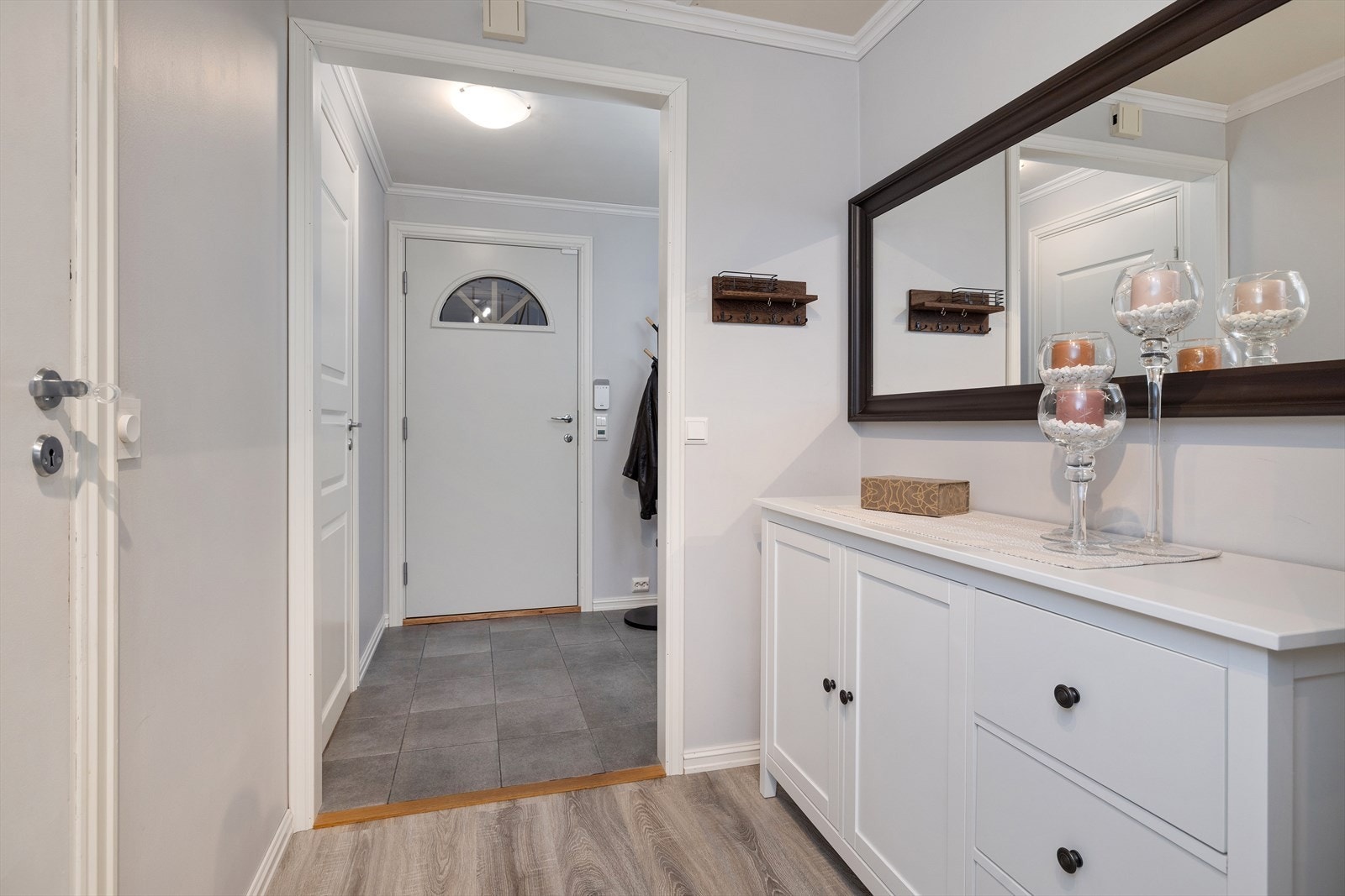 Lyse overflater i hele leiligheten Galleribilde