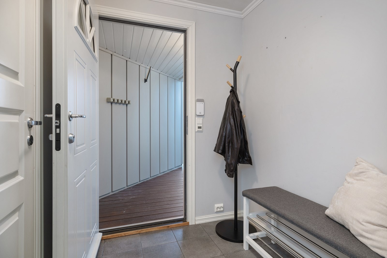 Entré med plass for yttertøy og sko Galleribilde