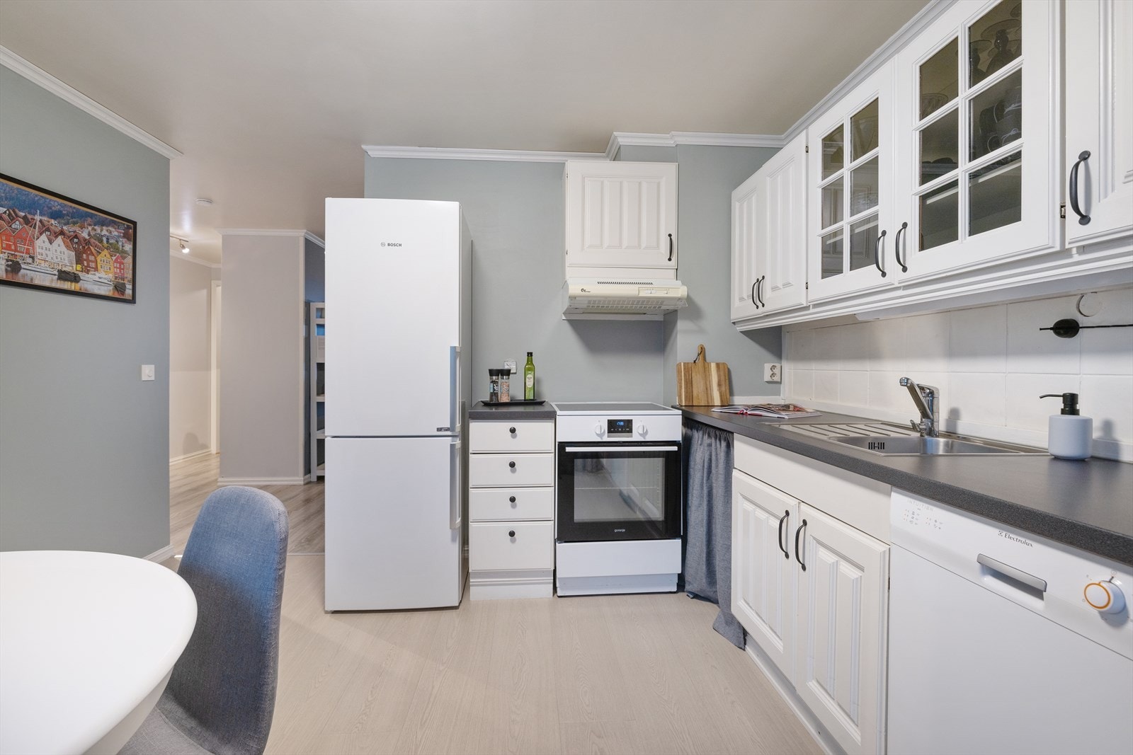 Kjøkkenet ligger vegg i vegg med stuen Galleribilde