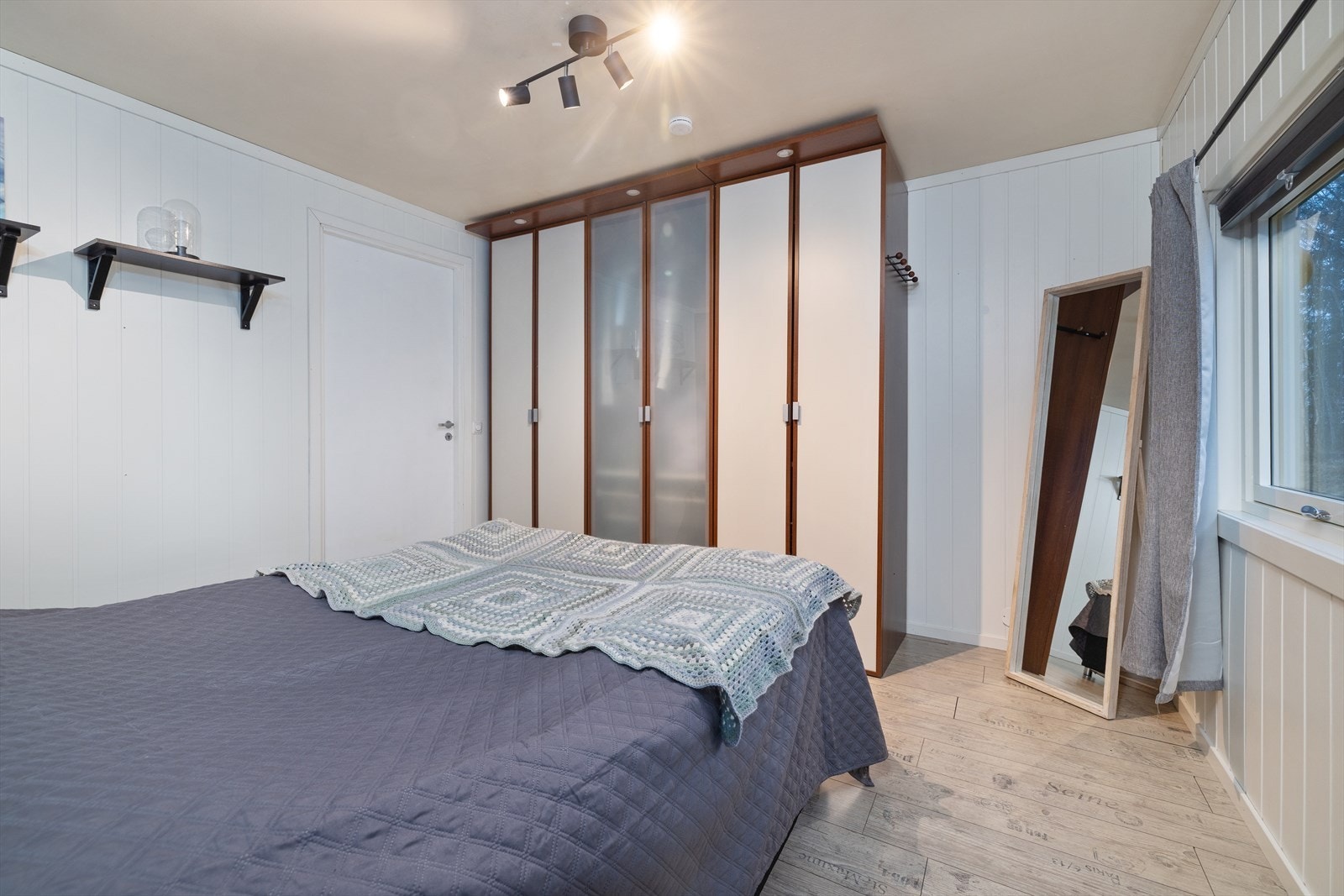 Garderobeløsning helt til taket Galleribilde