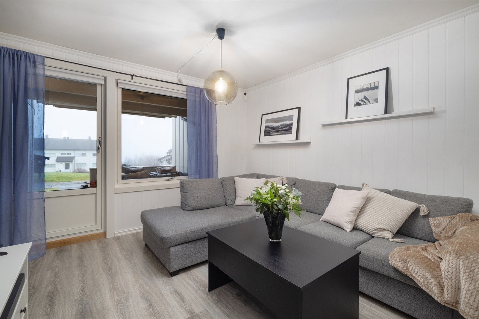 Utgang til den overbyggede uteplassen Galleribilde