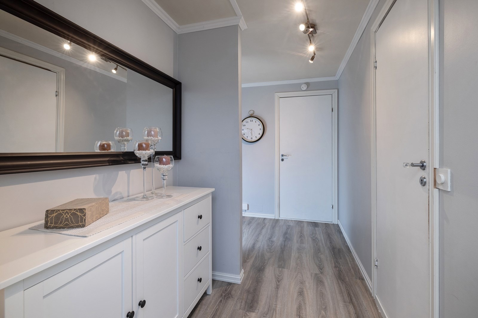 I gangen er det plass for garderobeløsninger, eller f.eks. hjemmekontor Galleribilde