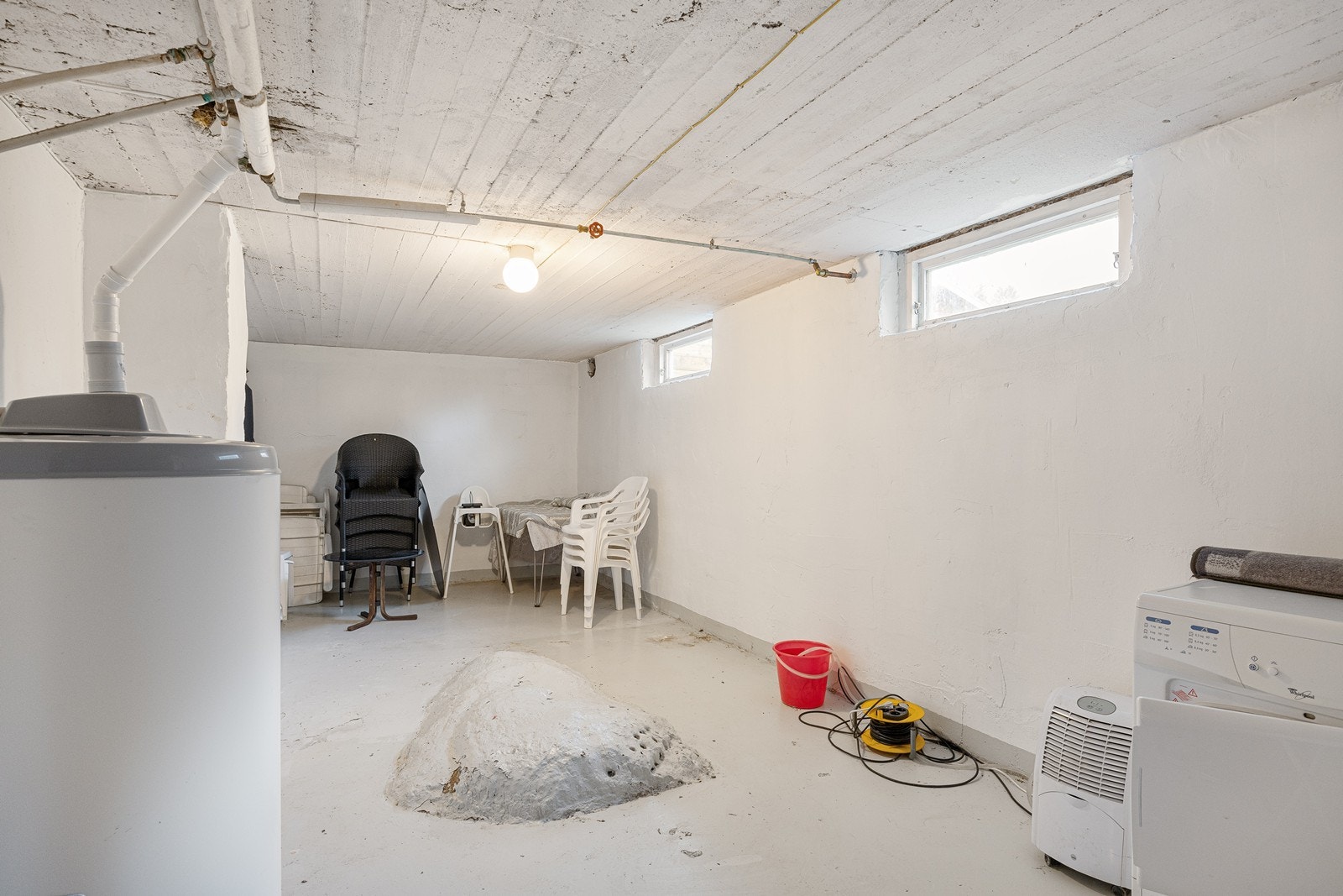 Vaskerommet har utslagsvask og opplegg for vaskemaskin. Galleribilde