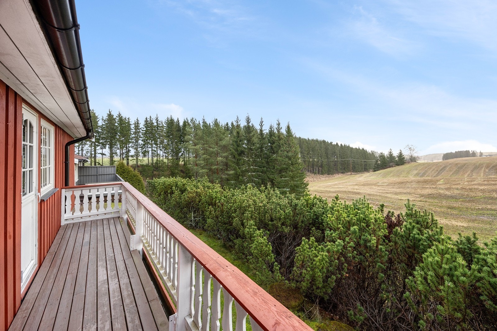 Omgivelsene er landlige og fredfulle, med flotte turmuligheter sommer som vinter. Tomten er over 1,3 mål, opparbeidet med gressplen, prydbusker og diverse beplantning. Galleribilde