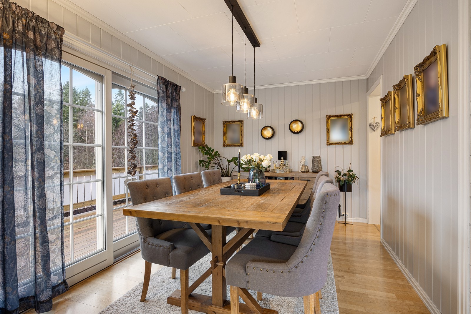 Stuen er naturlig inndelt i ulike soner, og utenfor kjøkkenet samles familien for hyggelige måltider rundt et langbord. Galleribilde