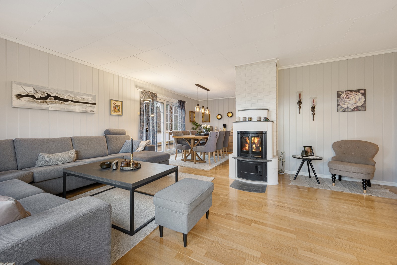 Stuen er et lunt, men likevel åpent og romslig oppholdsrom med god møbleringsfrihet i vinkelløsning. Peisen gir god varme og ekstra atmosfære i den kalde årstiden. Galleribilde