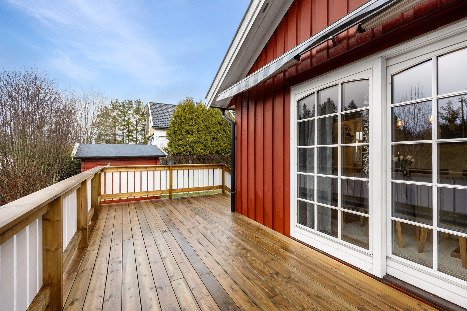 Fra stuen er det utgang til verandaen som har markise og trapp ned til den store hagen. Galleribilde