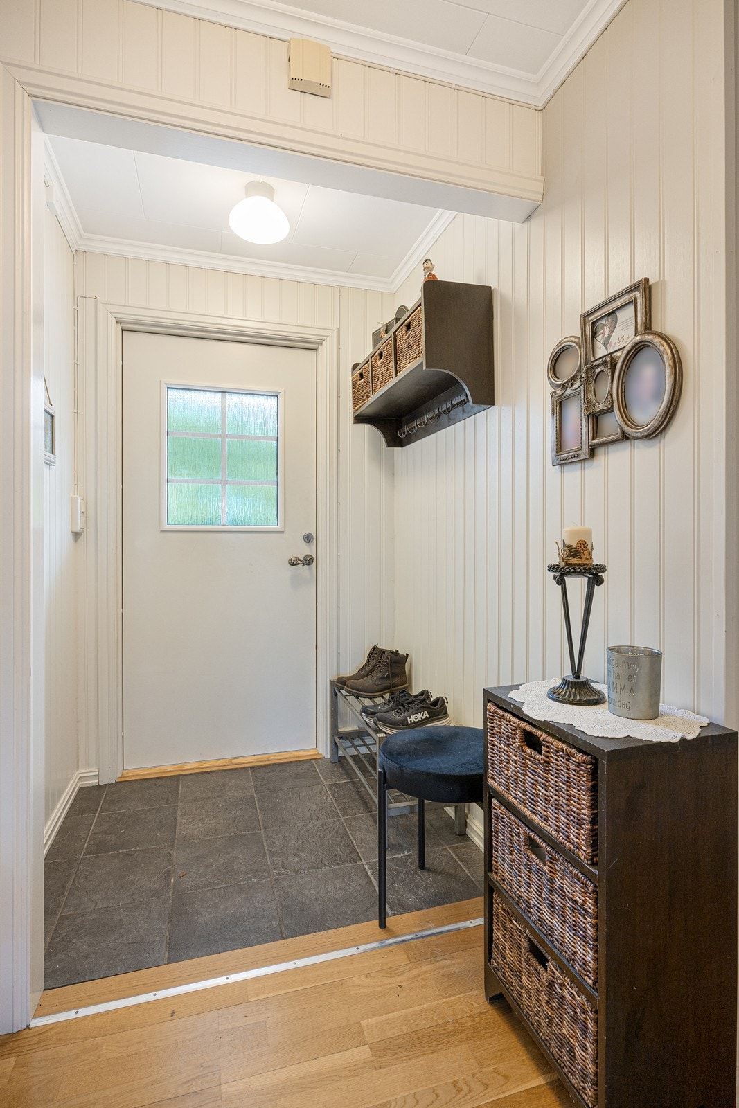 Entreen varme under mørke gulvfliser. Galleribilde