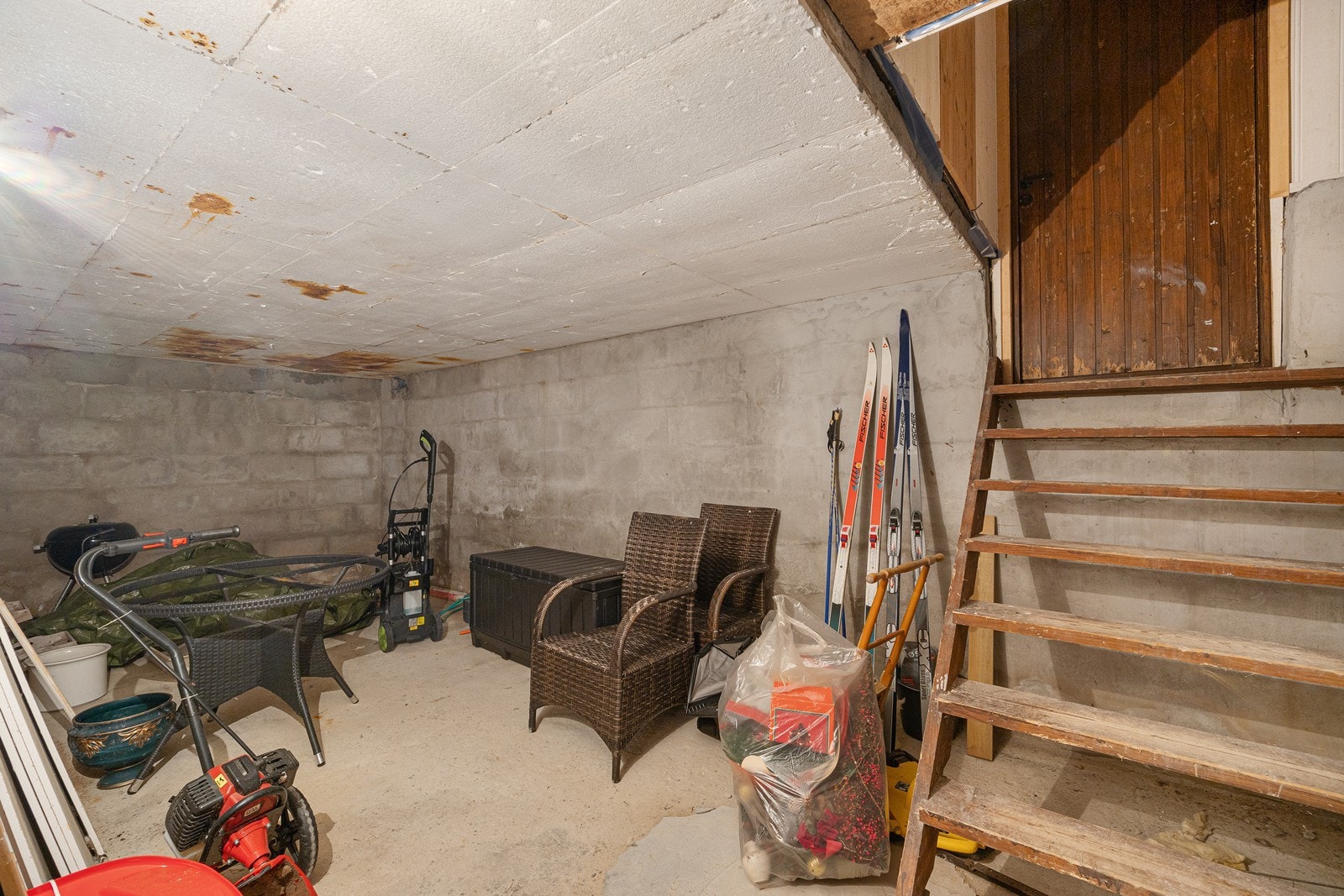 Fra boden under garasjen er det videre adkomst til kjelleretasjen. Galleribilde