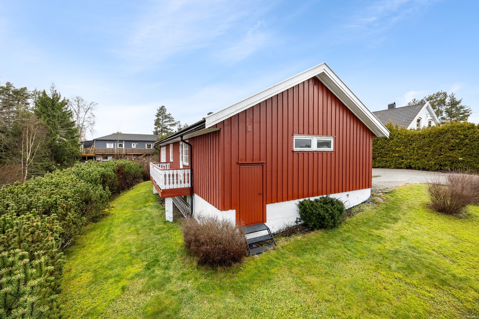 I bakkant av garasjen er det utvendig adkomst til en bod under garasjen. Galleribilde