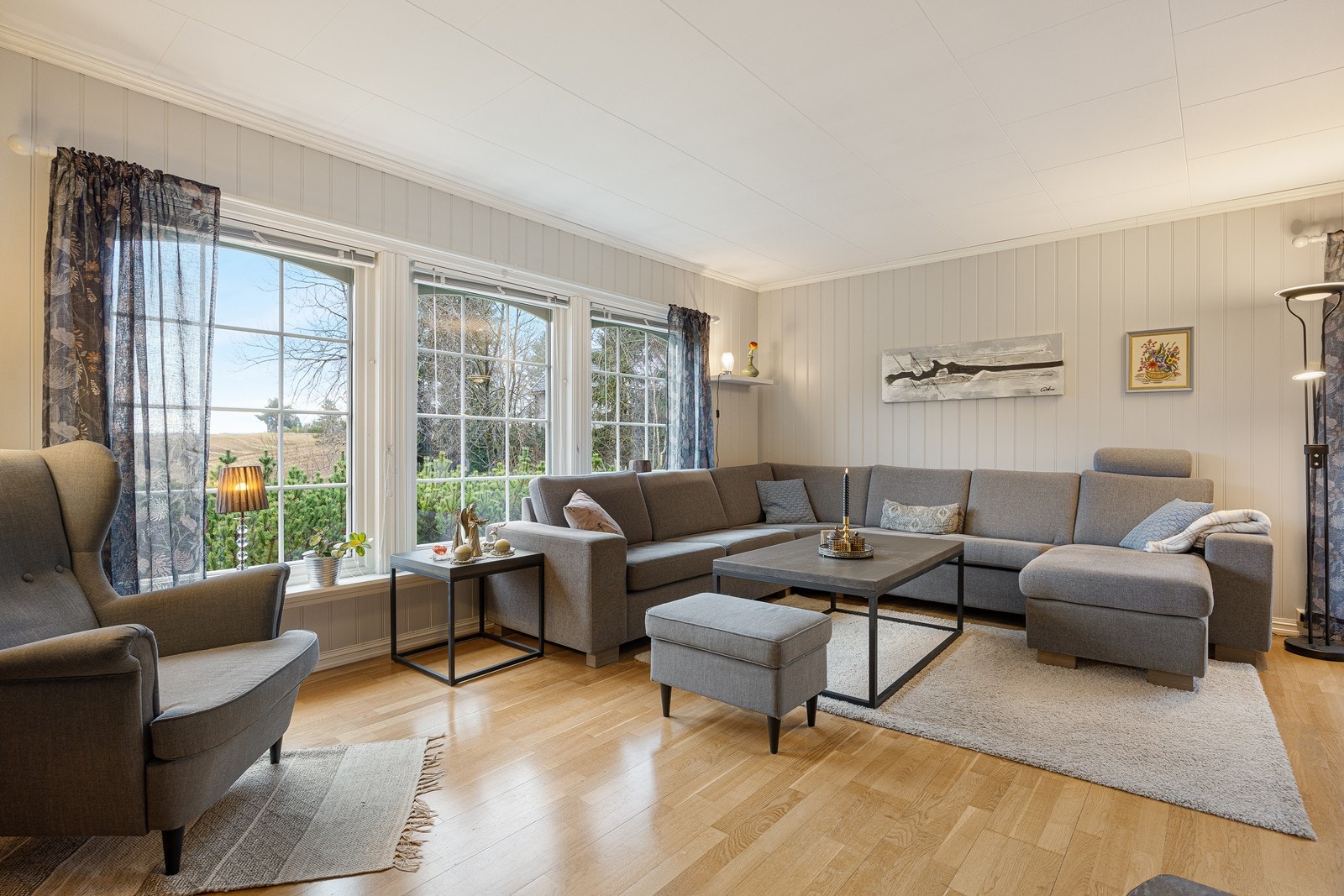 Store vinduer på to sider sørger for gode lys- og utsiktsforhold. Vinduene inkluderer en skyvedør til verandaen, og sommerstid er det godt å trekke ut i sola. Galleribilde