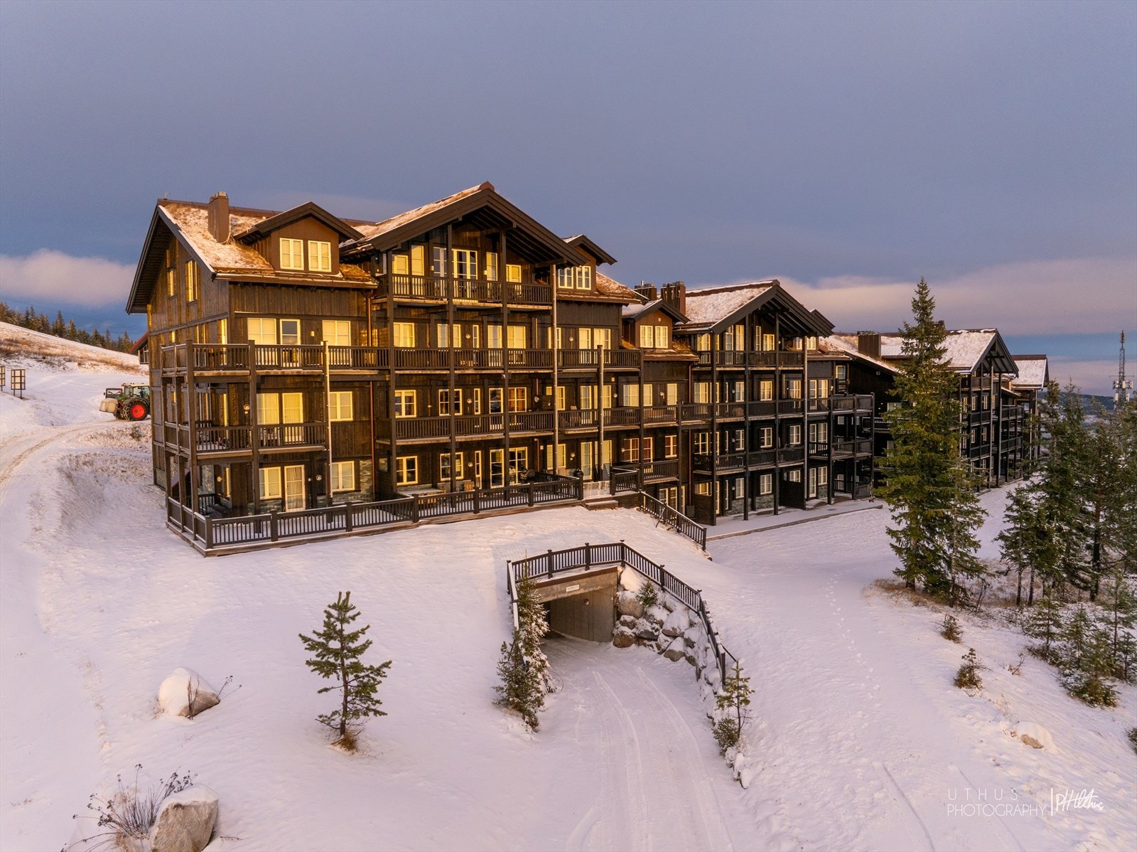 Innkjøring til garasjeanlegg under bygget. Galleribilde