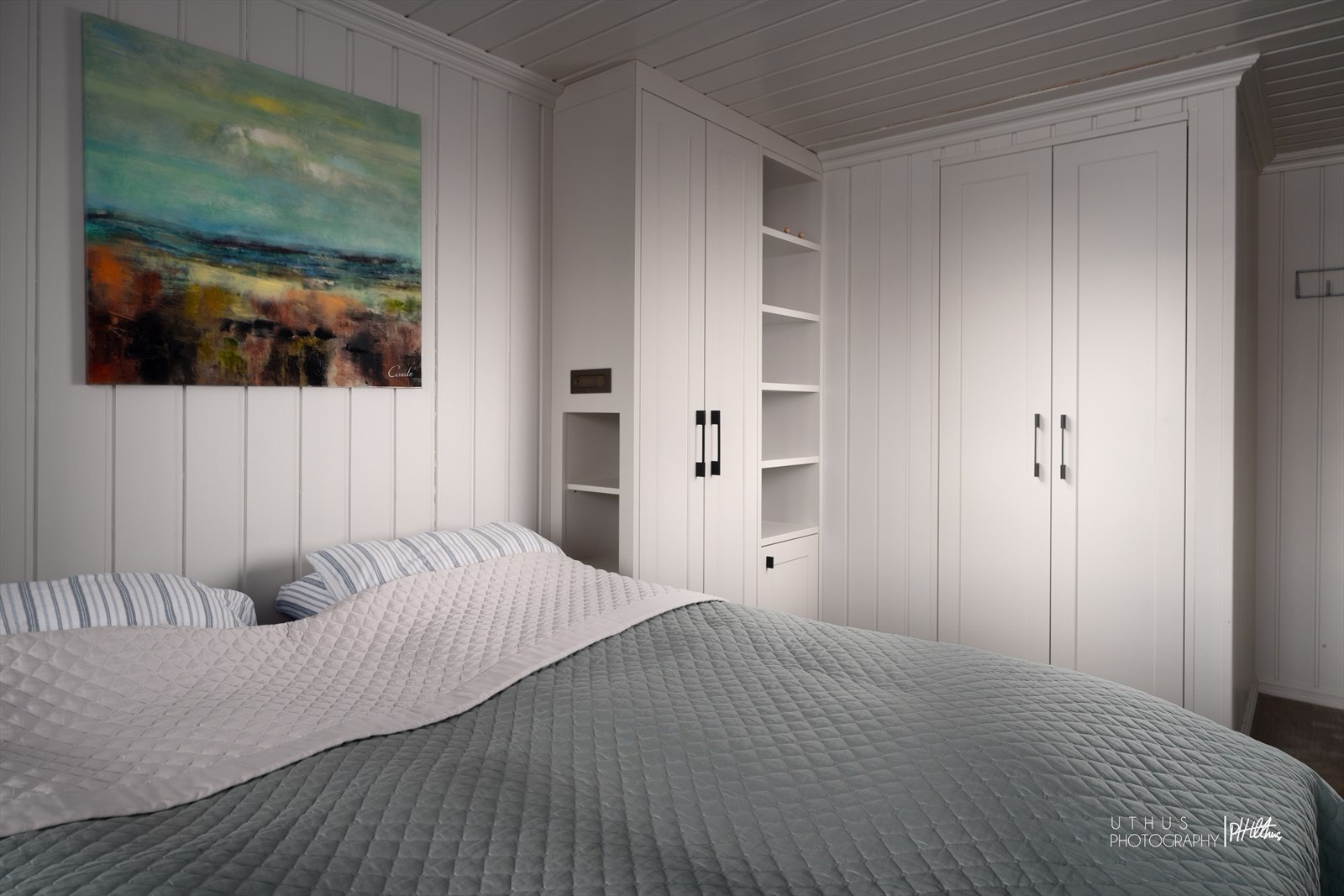 Hovedsoverommet har godt med oppbevaring med plassbygde skap. Galleribilde