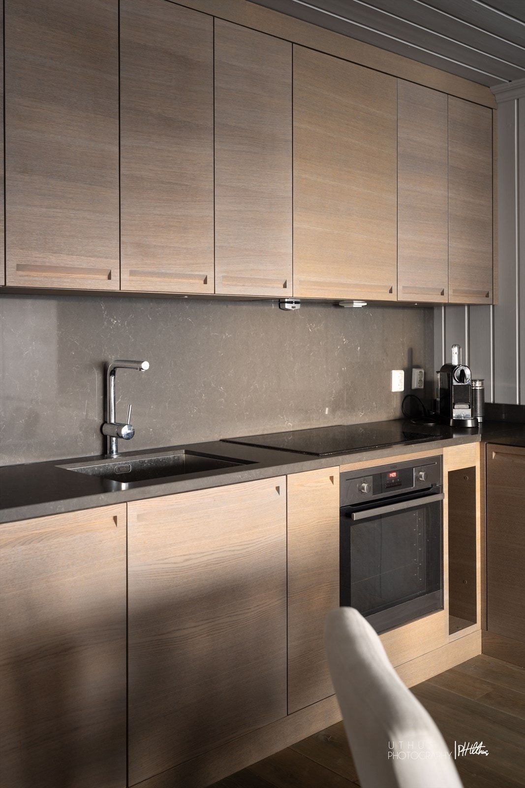 Veggen over benk er flislagt. Galleribilde