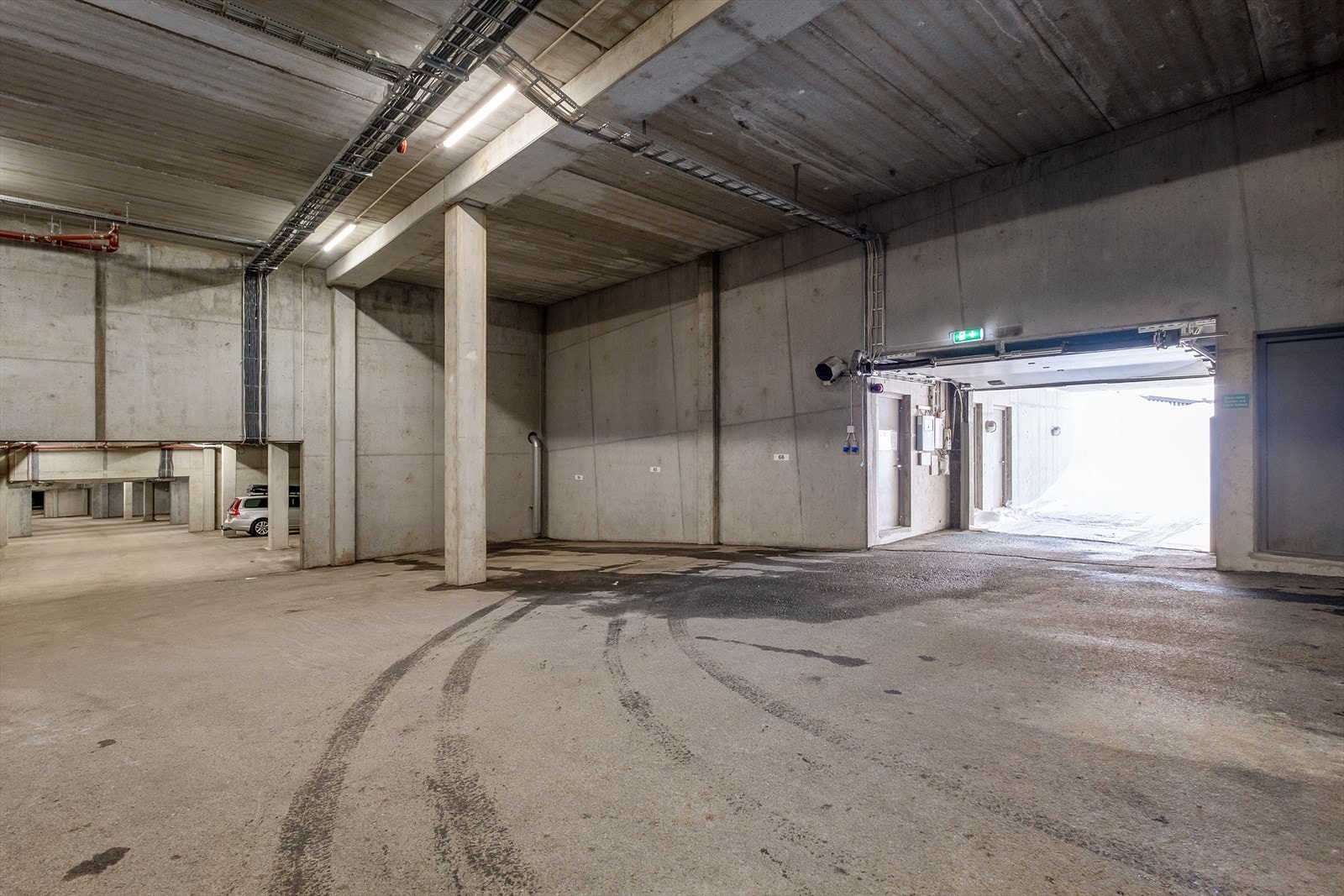 Felles, lukket garasjeanlegg. Galleribilde