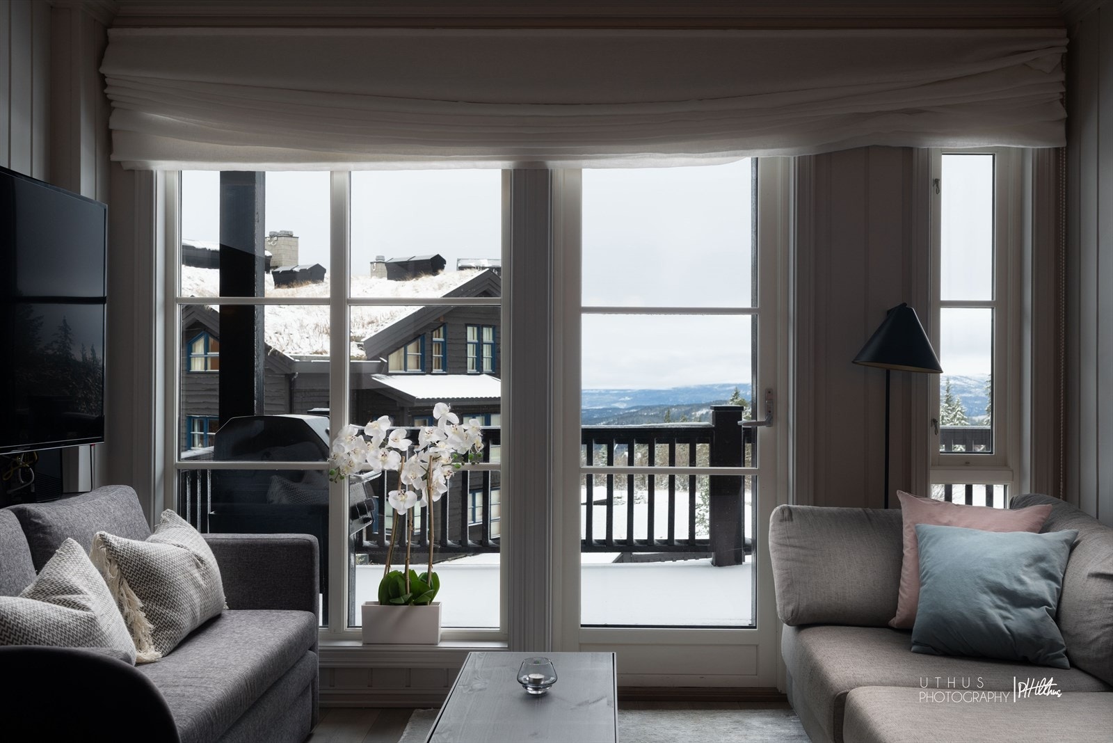 Koselig med store vinduer ut mot terrassen. Galleribilde