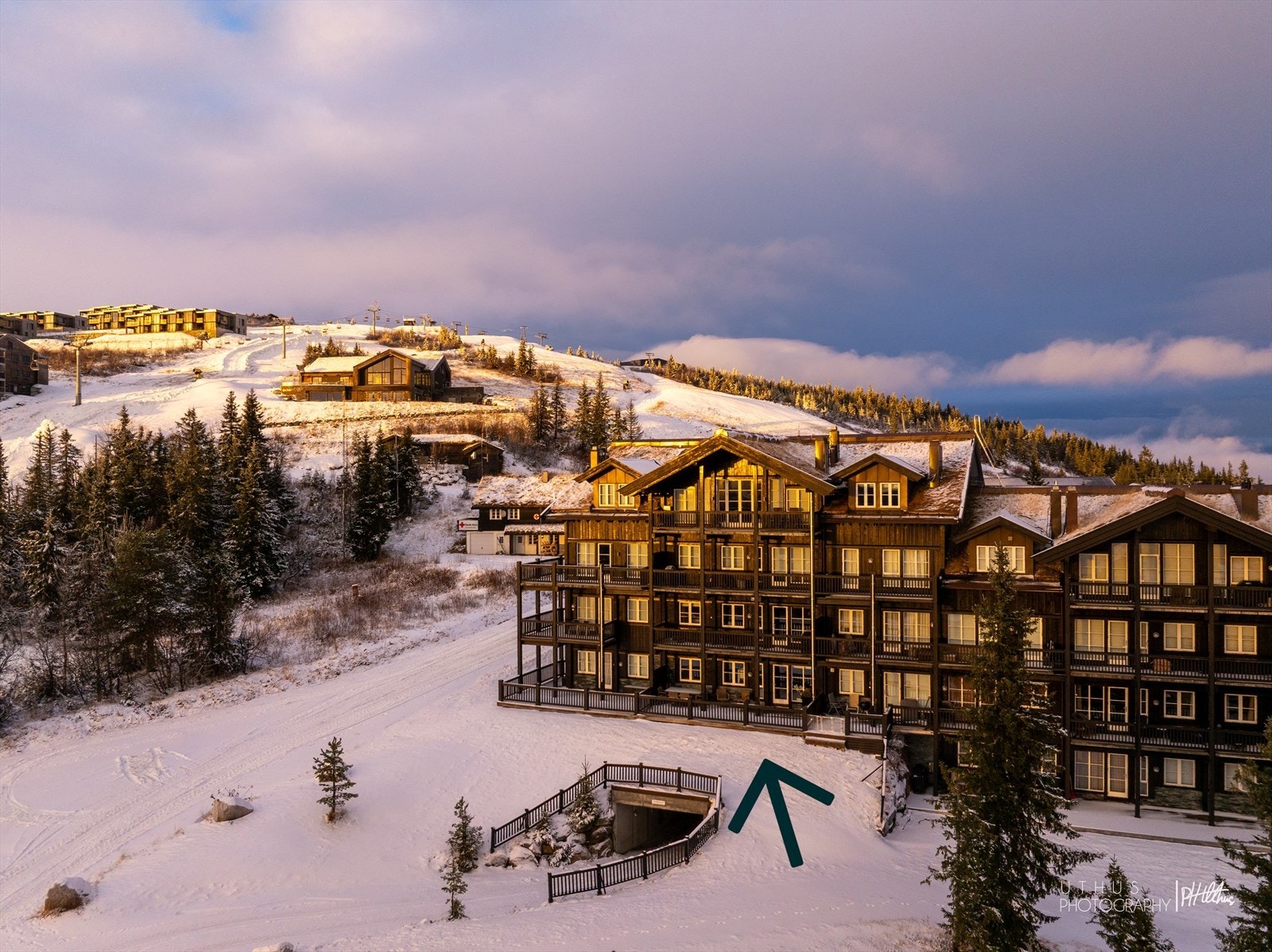 Velkommen til Norefjelltunet 147 presentert av Bendik Blumenthal ved Nordvik Hyttemegling! Foto: Uthus Galleribilde