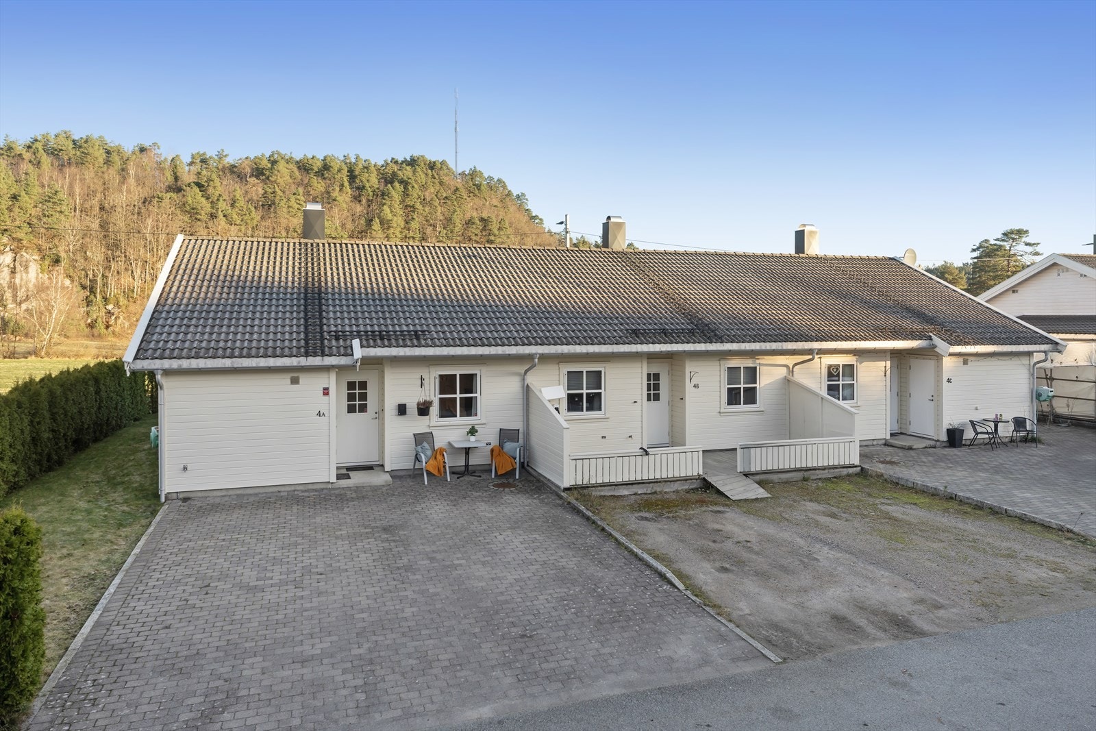 Enden i del av tremannsbolig Galleribilde