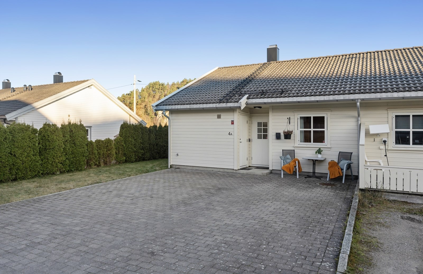 Døren til venstre for inngangen er inn til utvendig bod Galleribilde