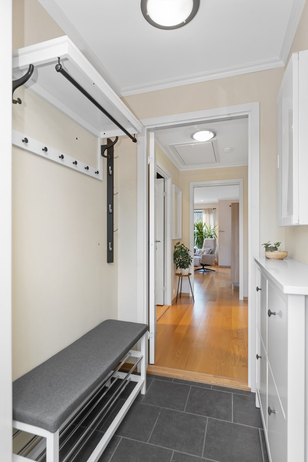 Vi ser soverom inn til venstre, stue rett frem og på høyre side er det soverom, bad/vaskerom og kjøkken Galleribilde