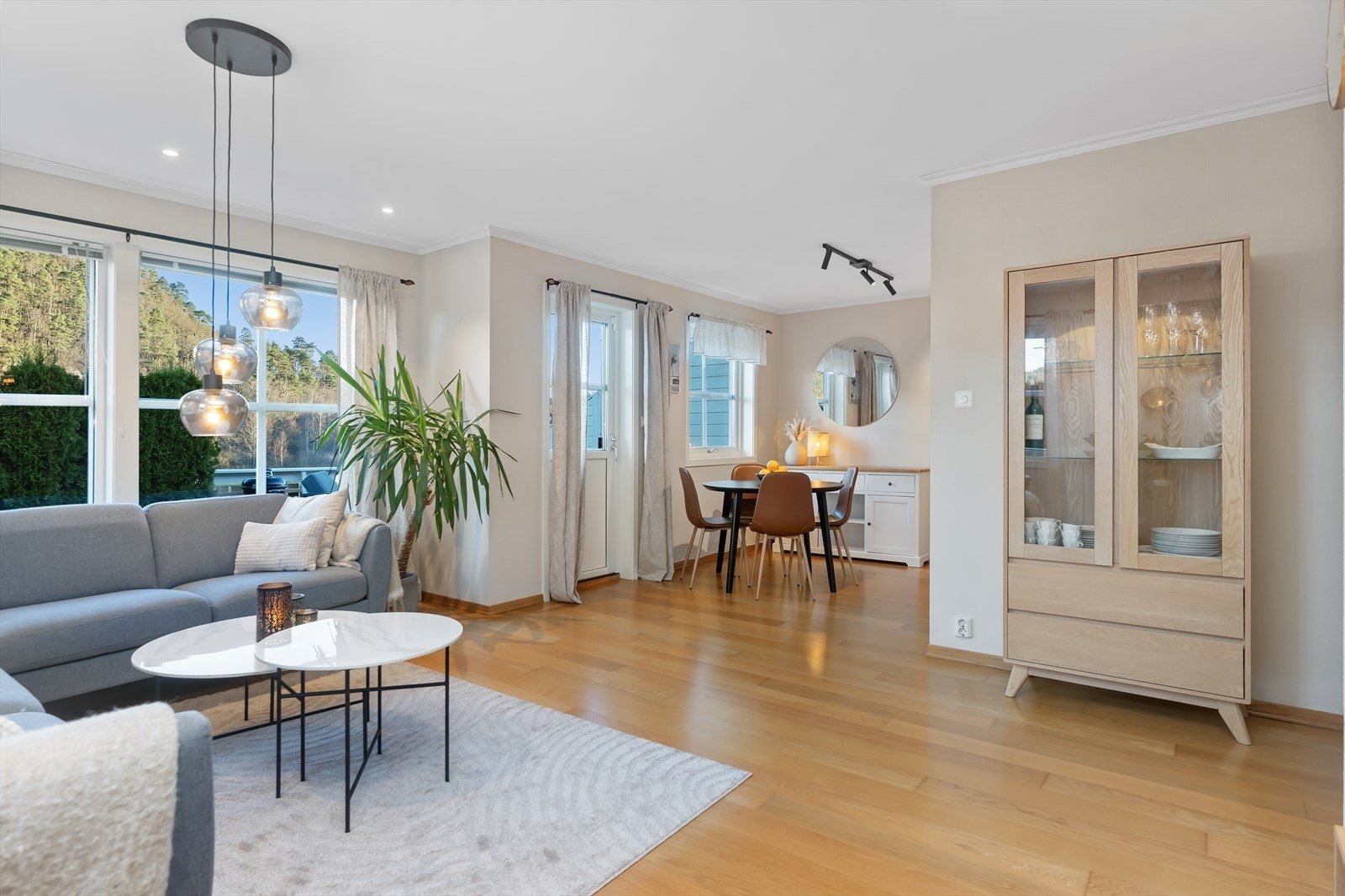 Fra stue/kjøkken er det utgang til veranda og hage Galleribilde