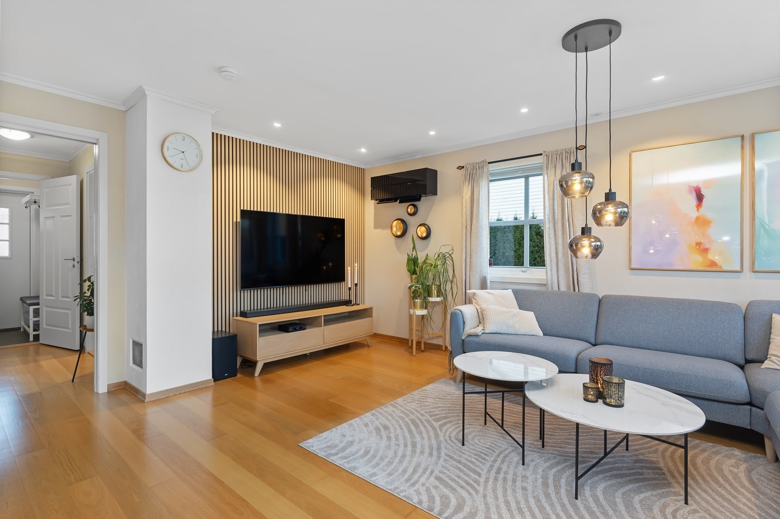 Stuen er delikat innredet og har nyere varmepumpe Galleribilde