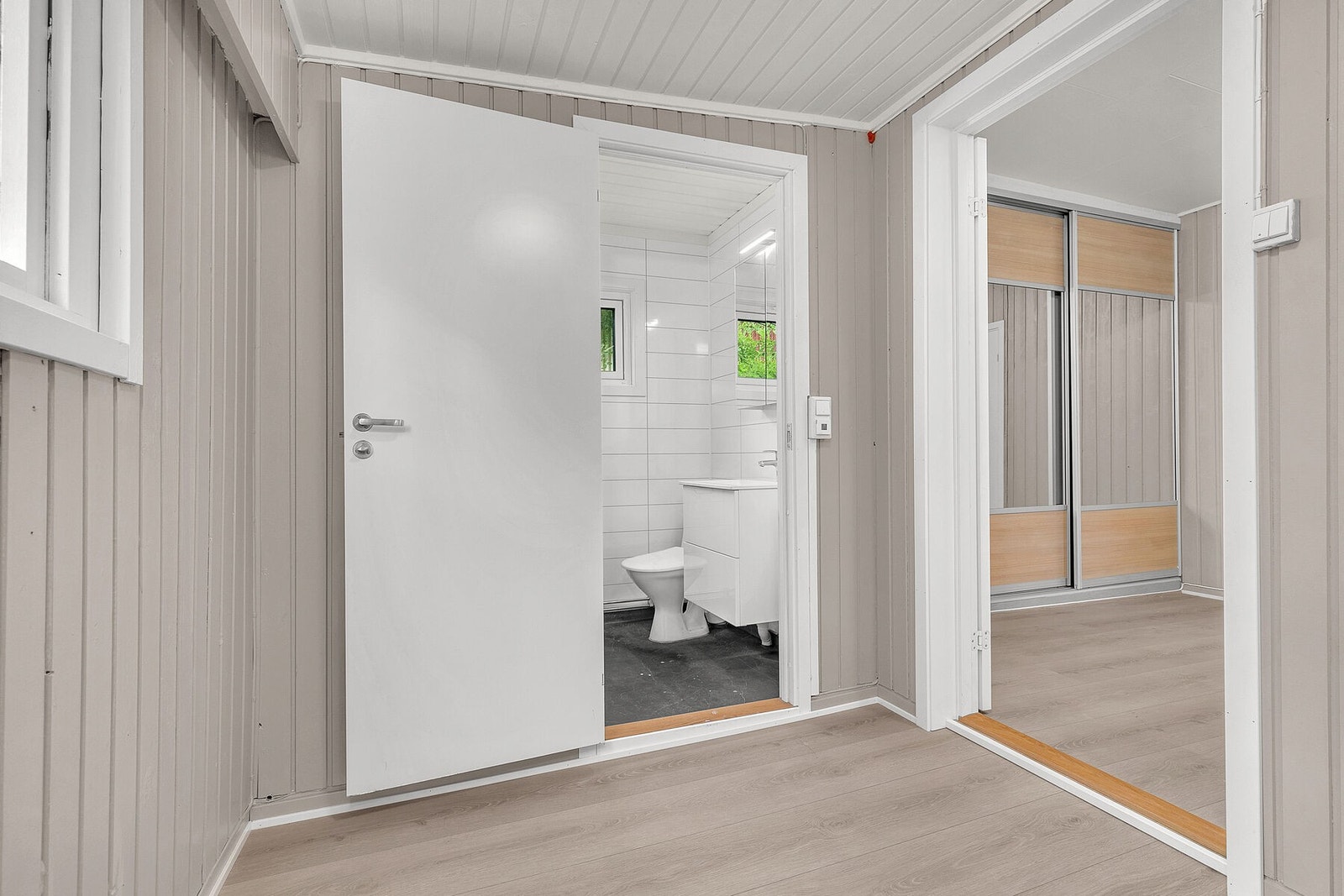 Entré med nye gulv og nymalte overflater Galleribilde