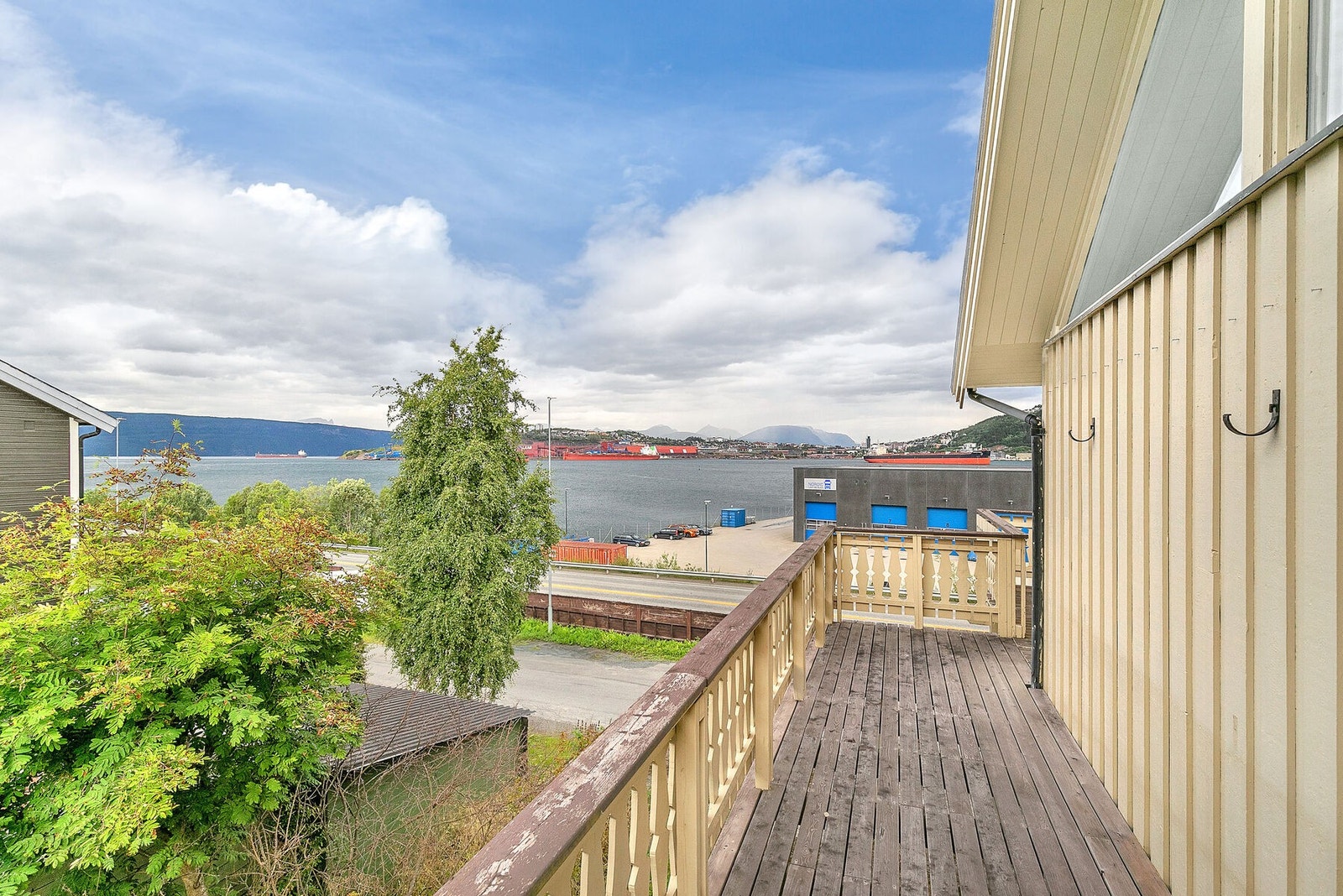 Veranda med fin utsikt og god solgang Galleribilde