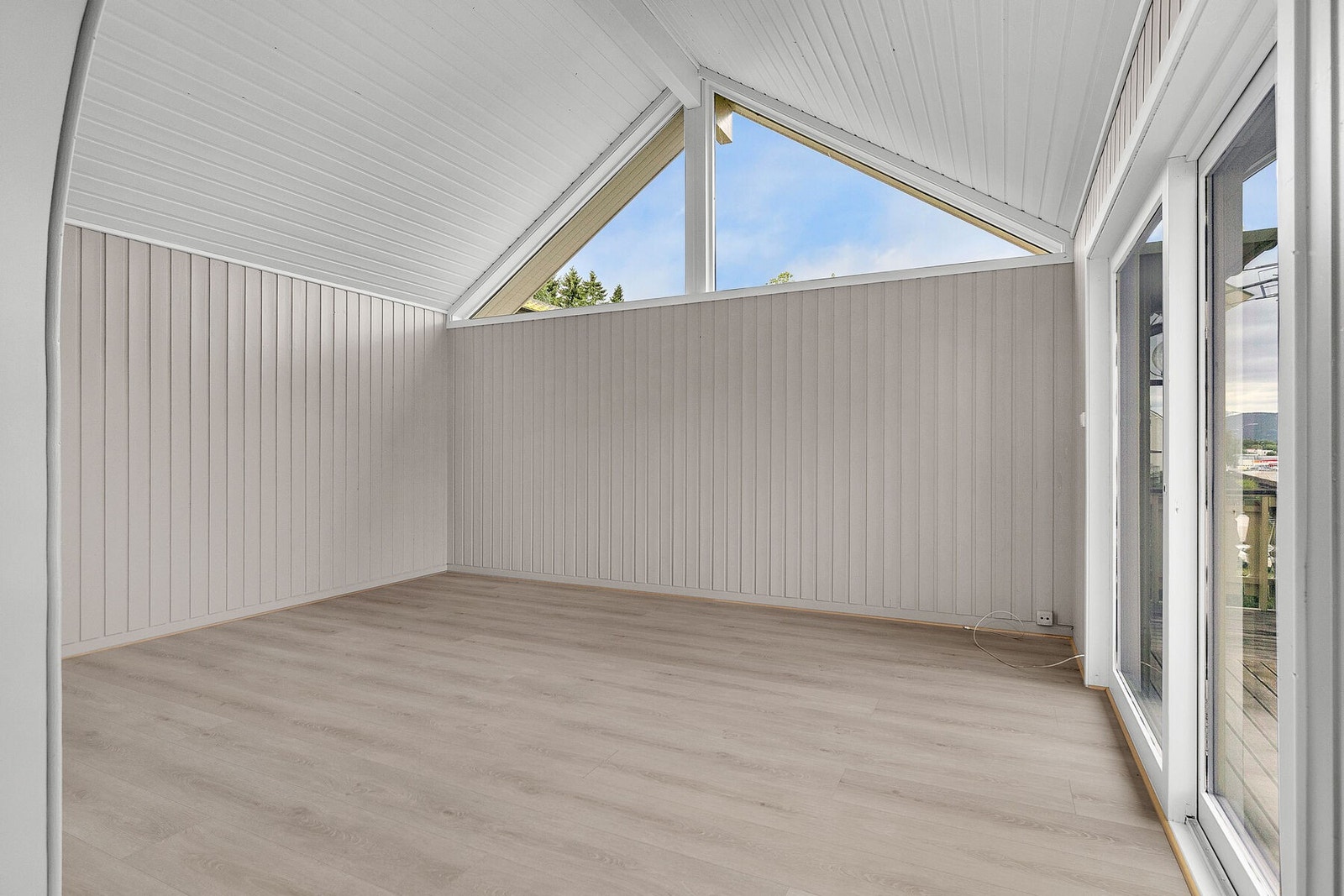 Stue 2 med god takhøyde og utgang til veranda Galleribilde