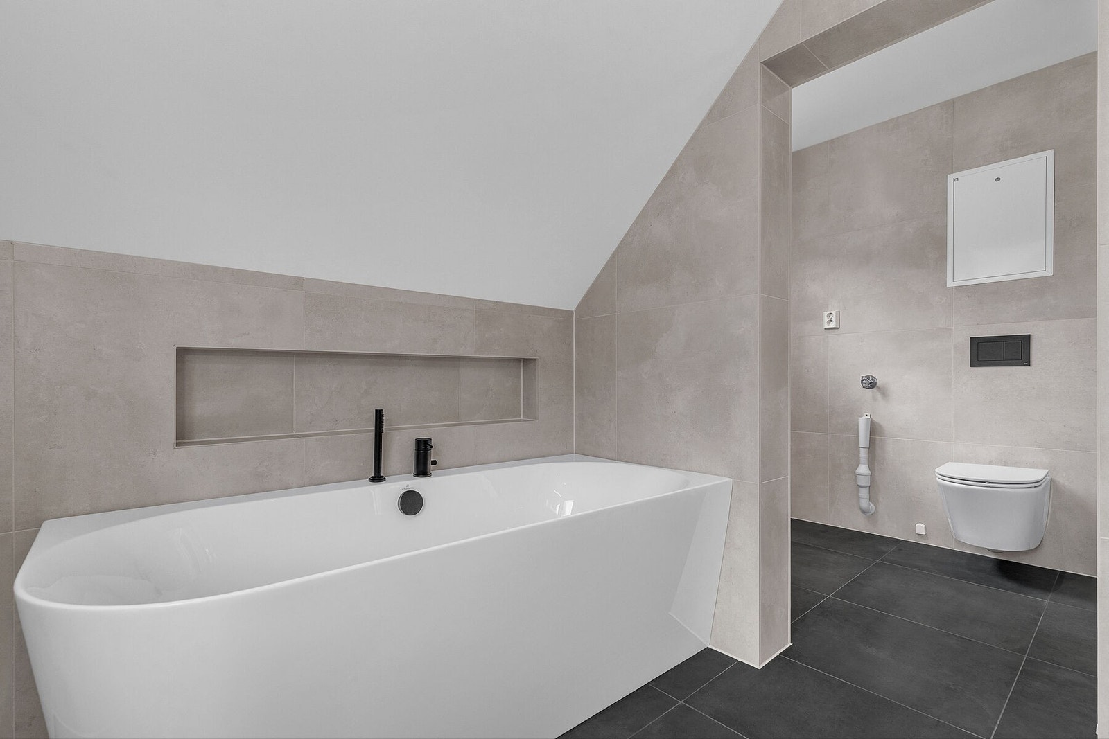 Legg merke til at det laget en innfelt hylle ved badekaret, det er opplegg for vaskemaskin og vegghengt toalett. Galleribilde