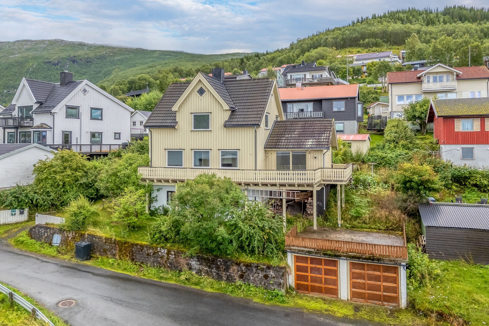 Velkommen til Ankenesveien 107! Oppgradert og romslig enebolig med fin utsikt, nyere kjøkken og bad. Boligen er innredet med hybelleilighet i underetasjen. Fotograf: Kalle Punsvik Galleribilde
