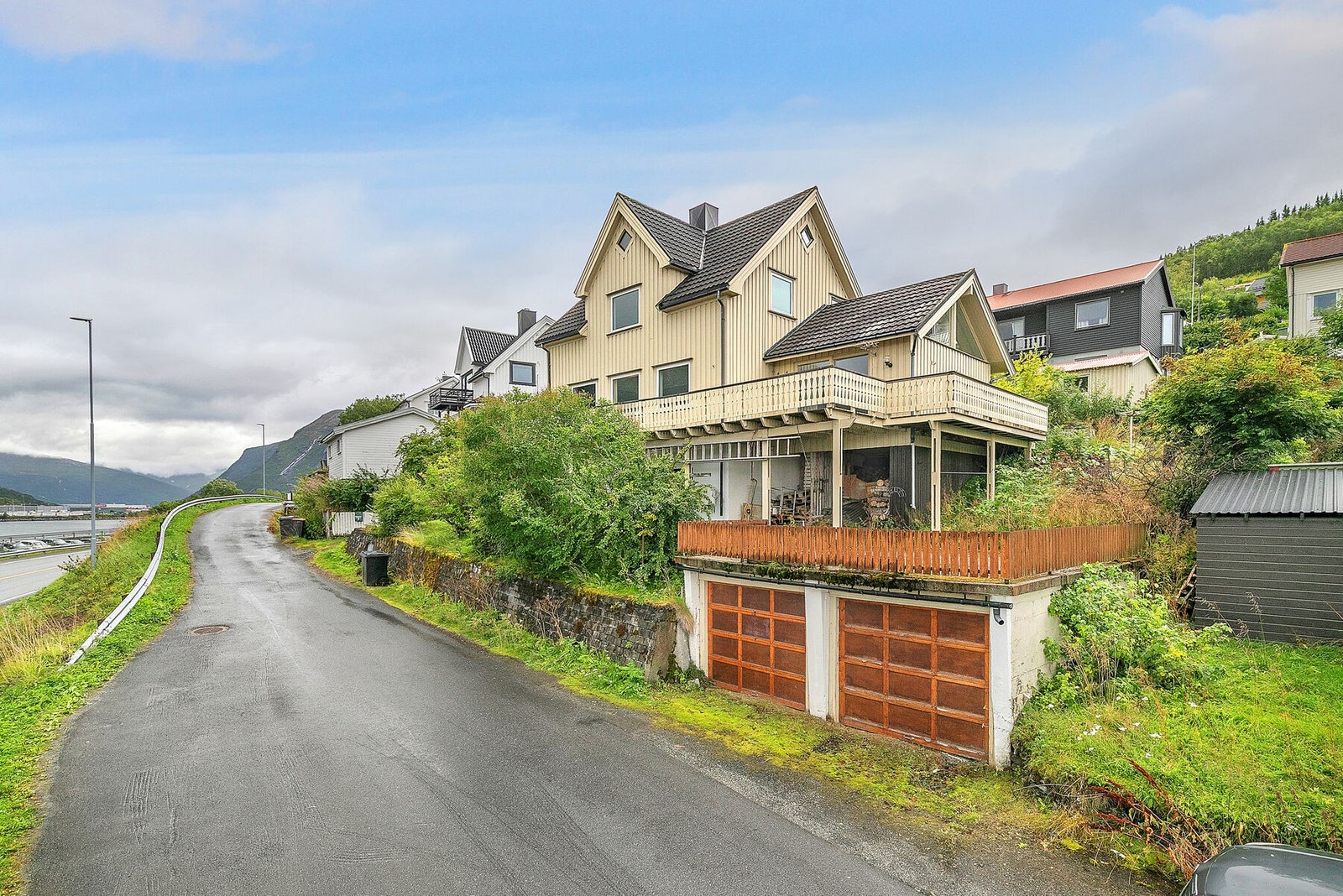 Eiendommen disponerer for tiden halvparten av garasjen. Galleribilde