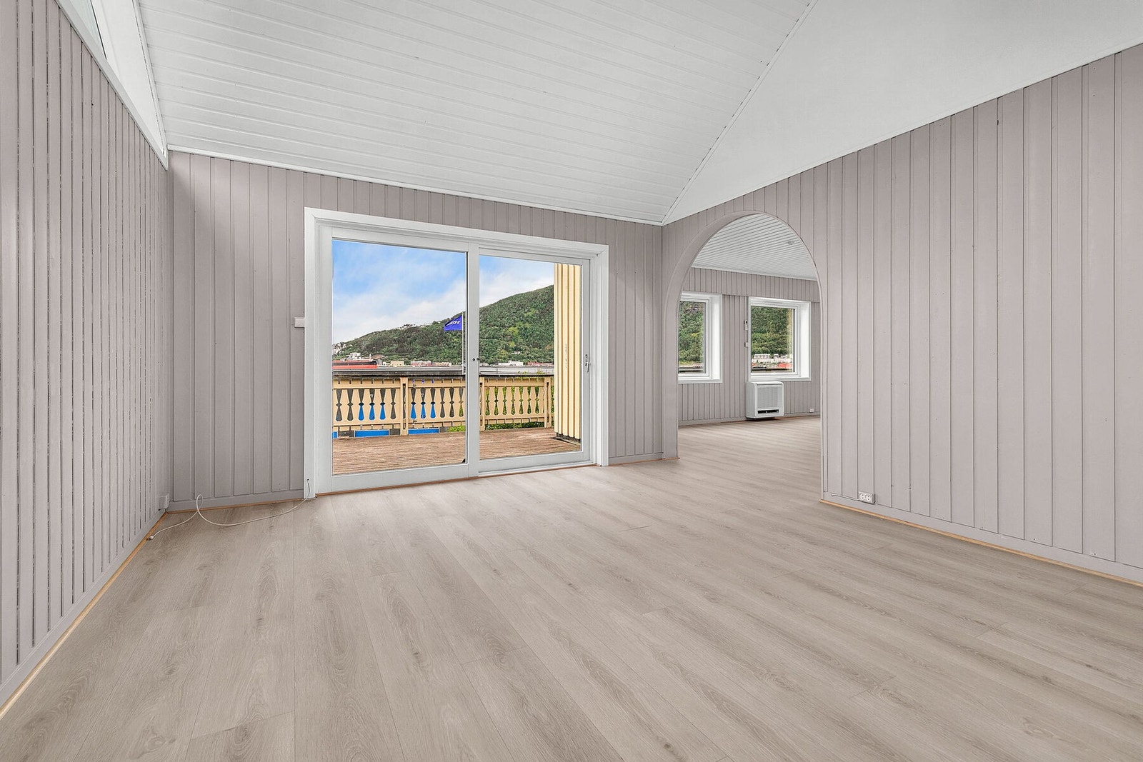 Stuens størrelse gir gode muligheter for møbleringer i ulike soner Galleribilde