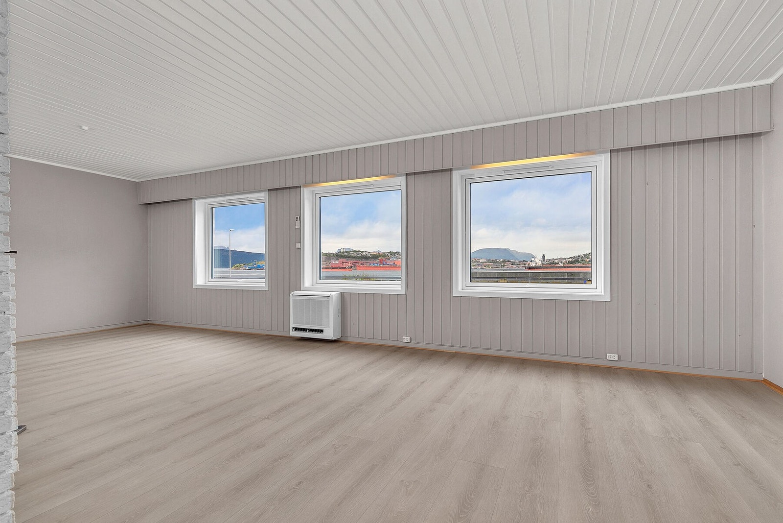 Stue med nye gulv, varmepumpe, vedovn og fin utsikt. Galleribilde