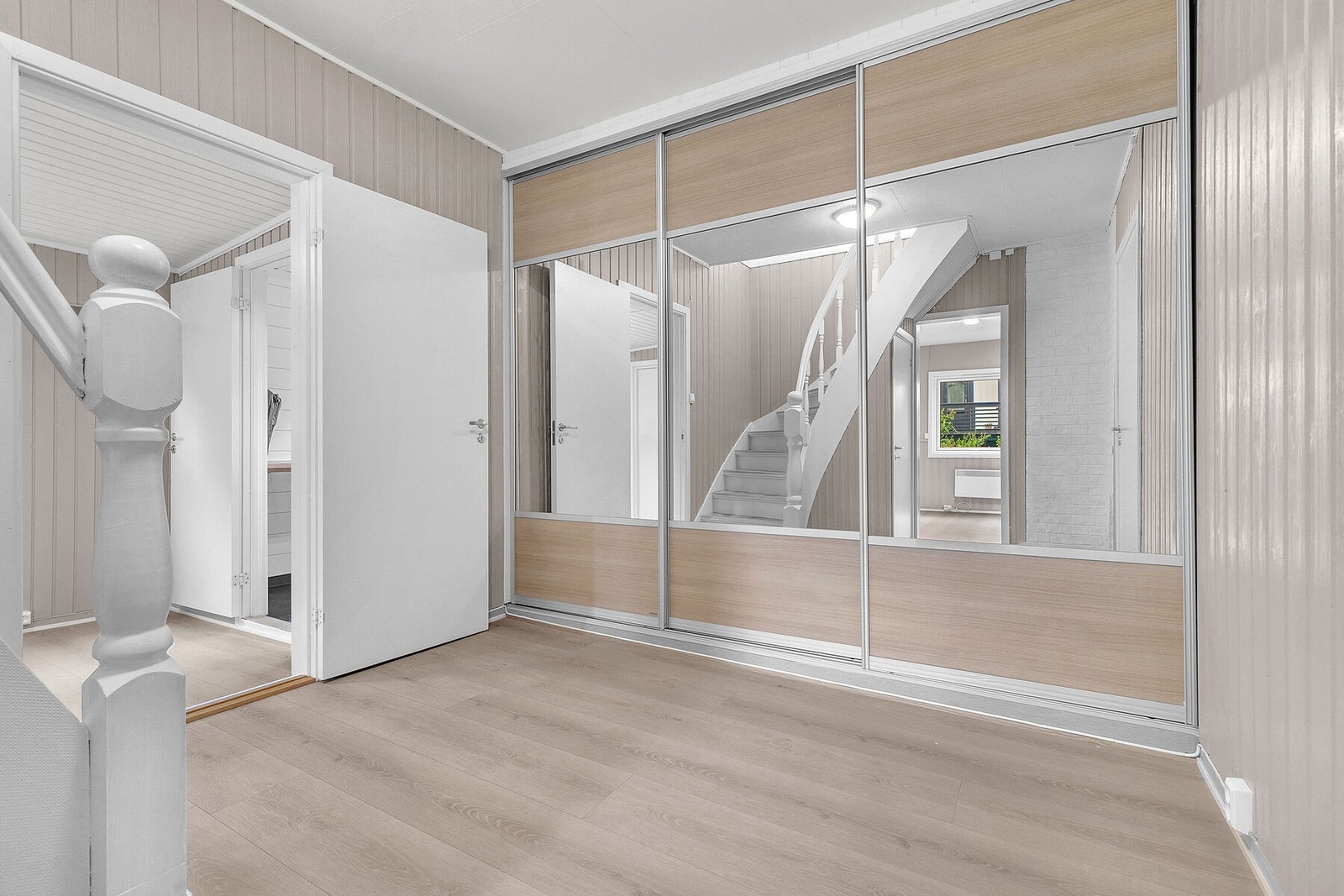 Romslig hall med skyvedørsgarderobe Galleribilde