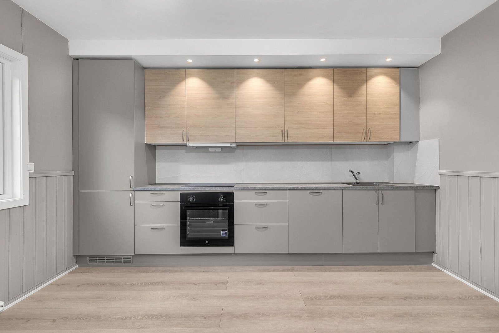 Nytt kjøkken med integrerte hvitevarer Galleribilde