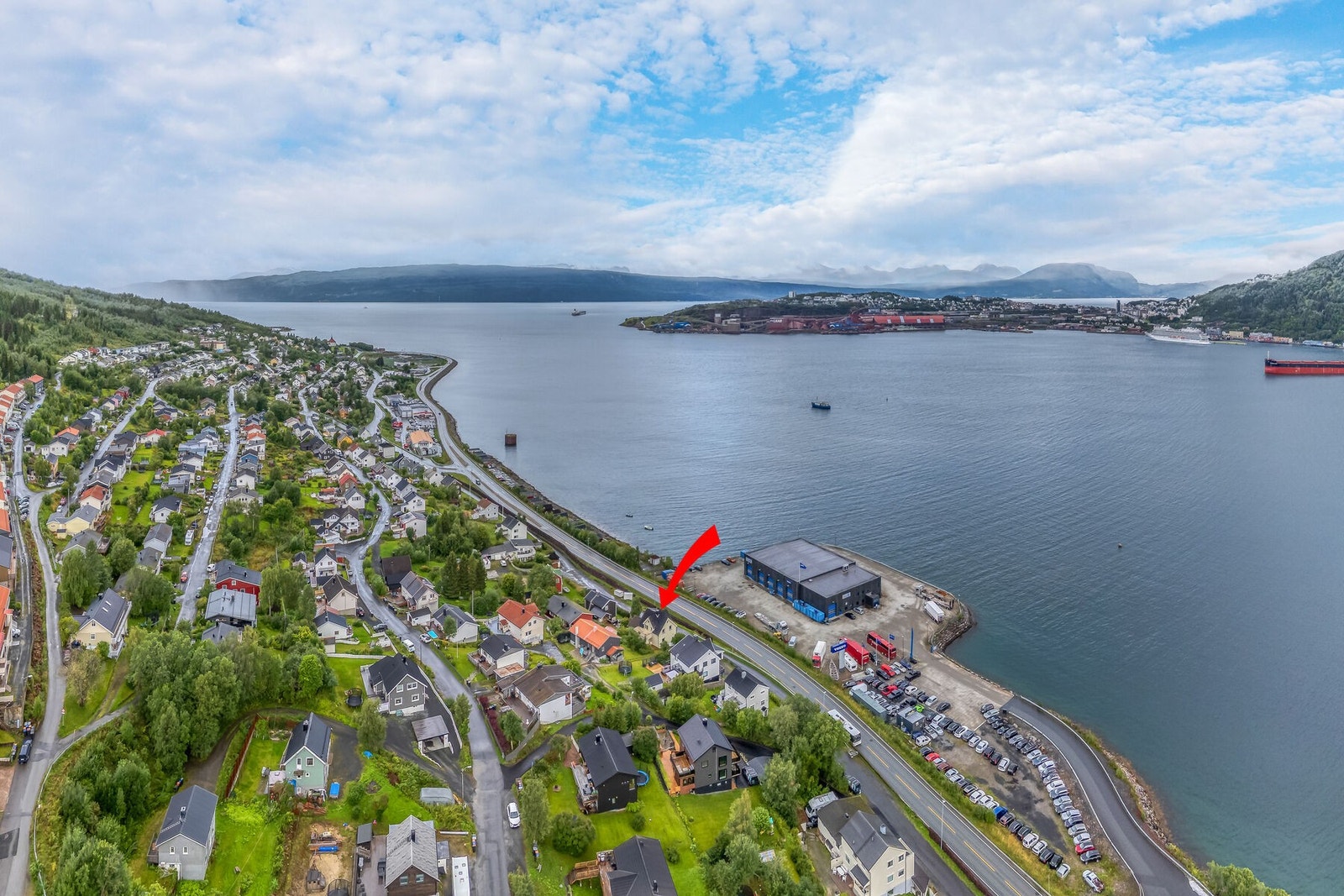 Boligen ligger på Ankenes med kort vei til butikker, barnehage, skoler og idrettsanlegg Galleribilde