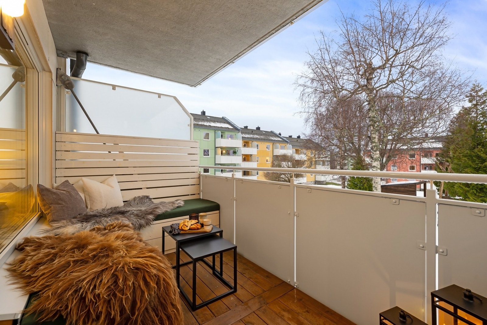 Balkong er overbygd med mulighet for å la møblene stå under tak hele året. Galleribilde