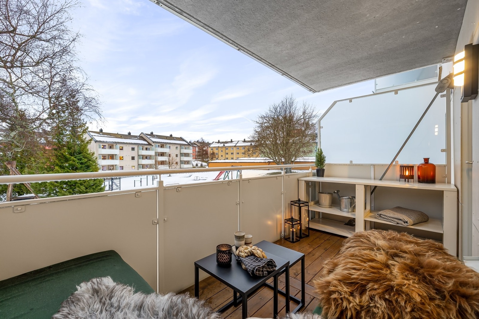 Balkongen vender ut mot borettslagets rolige fellesareal. Galleribilde