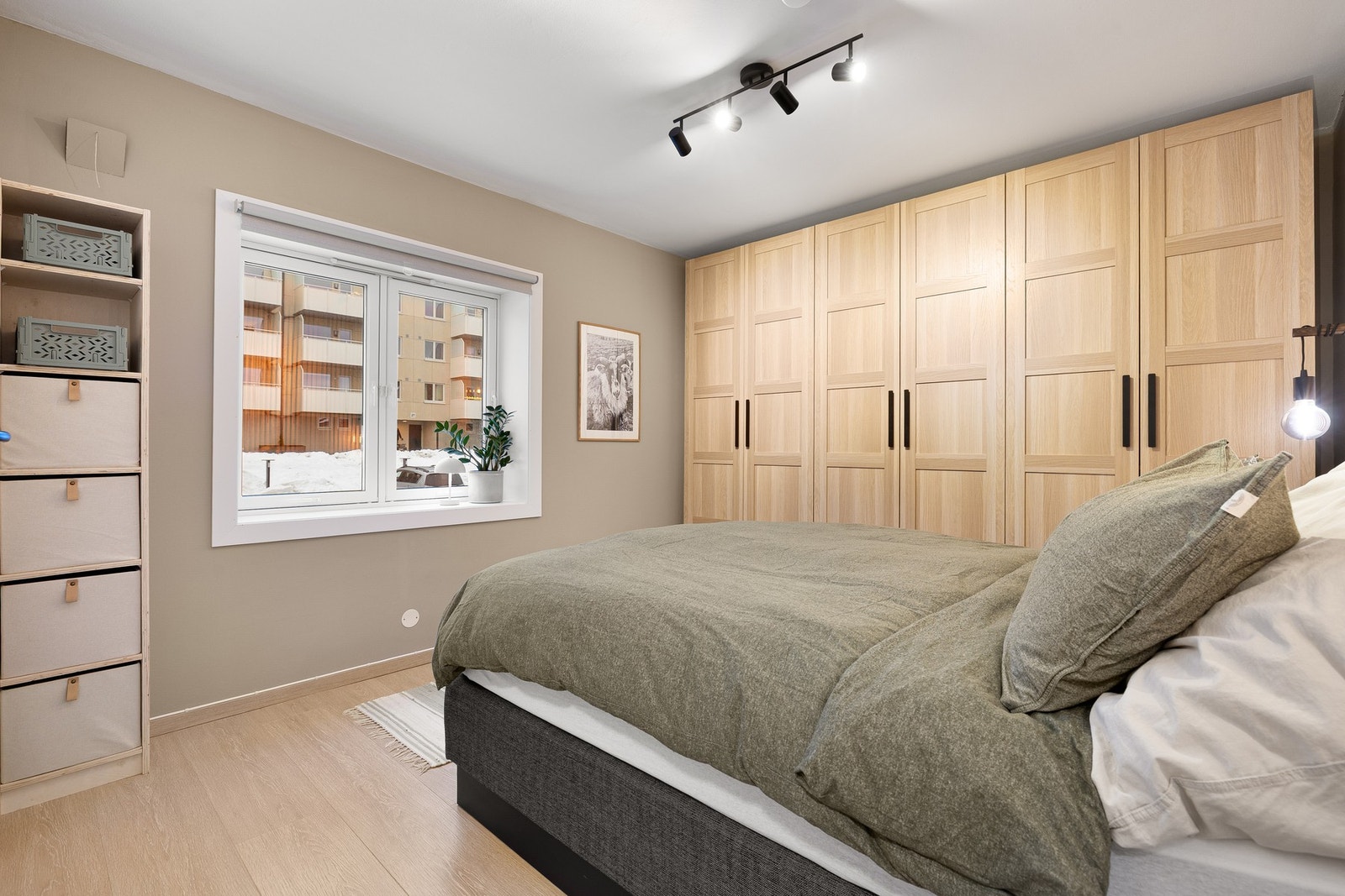 Romslig og innbydende soverom på 12,5 kvm. Galleribilde