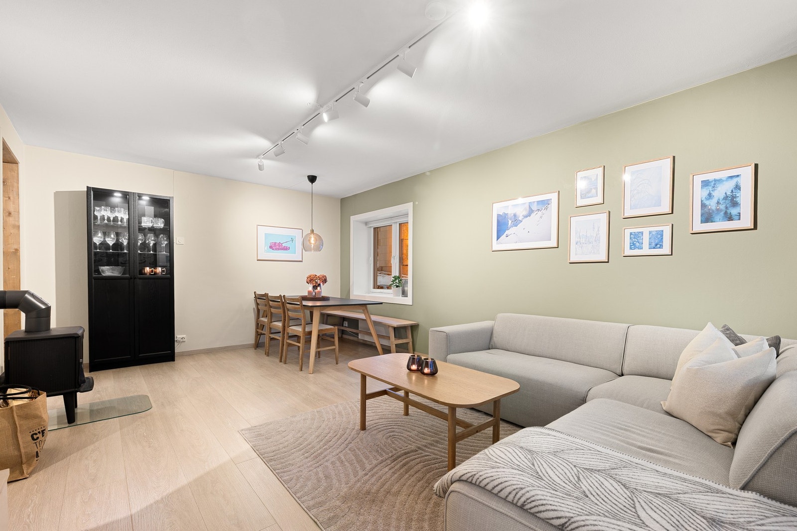 Stuen på 21,5 kvm har store vindusflater og oppleves luftig. Galleribilde