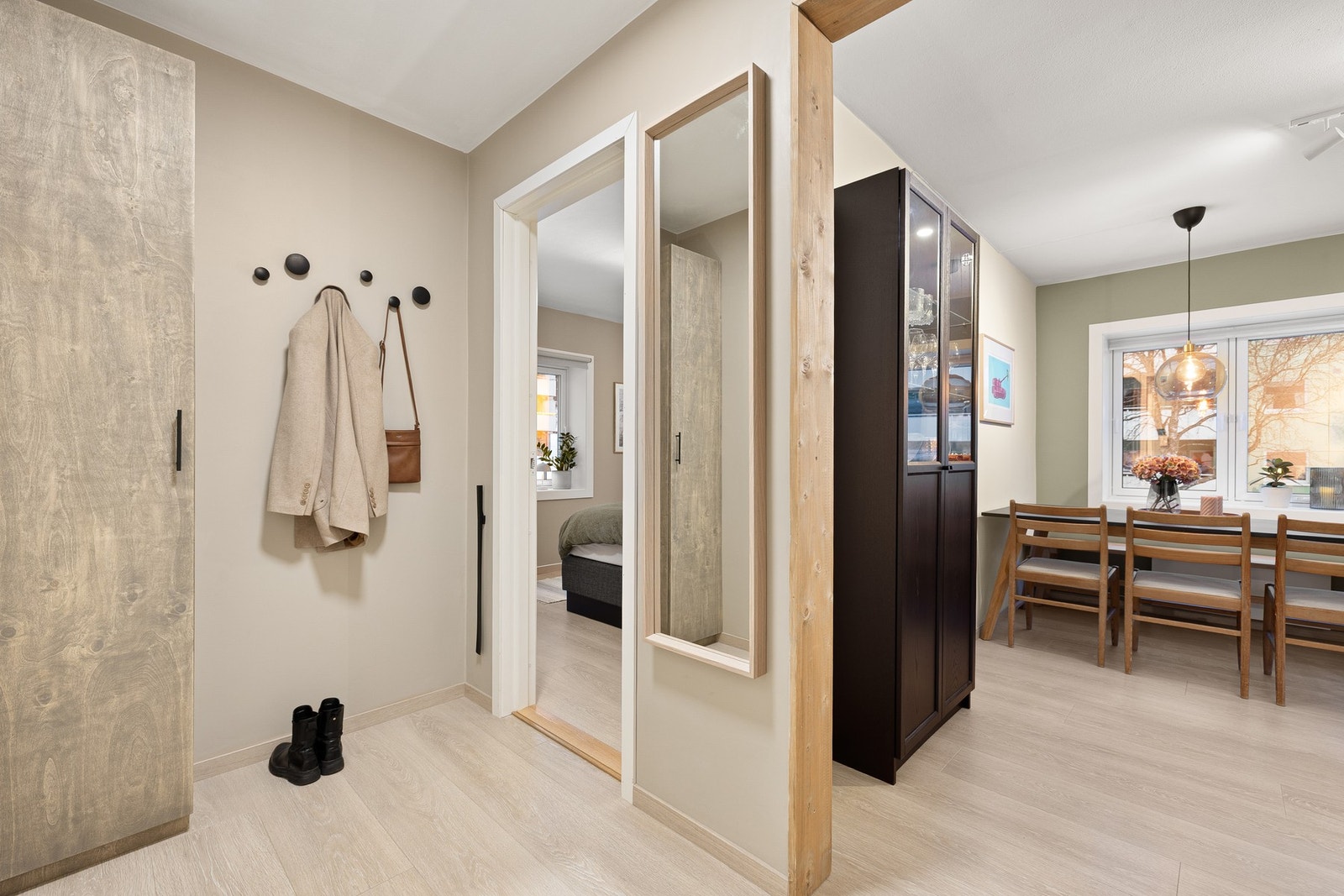 Romslig og innbydende entré med plass til garderobeskap, Galleribilde