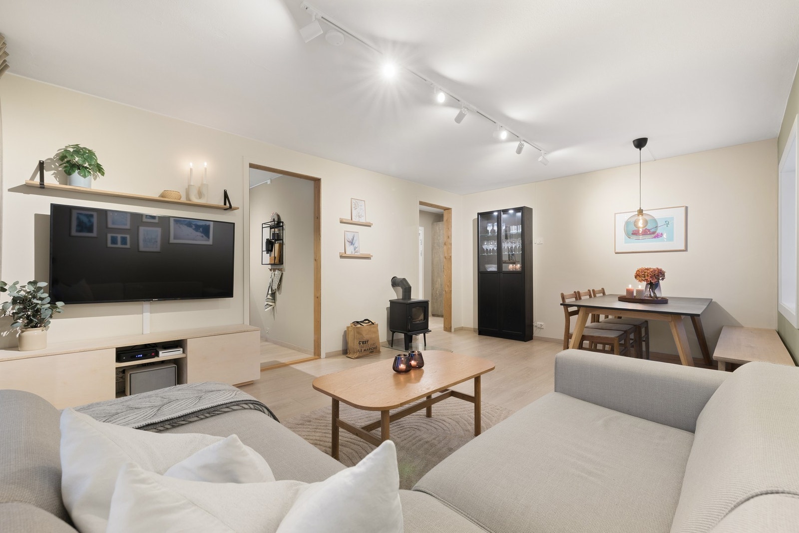 Fra stuen er det utgang til en balkong på 7 kvm. Galleribilde