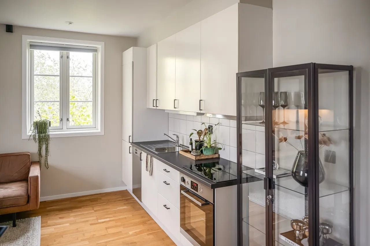 Moderne kjøkken med integrerte hvitevarer Galleribilde