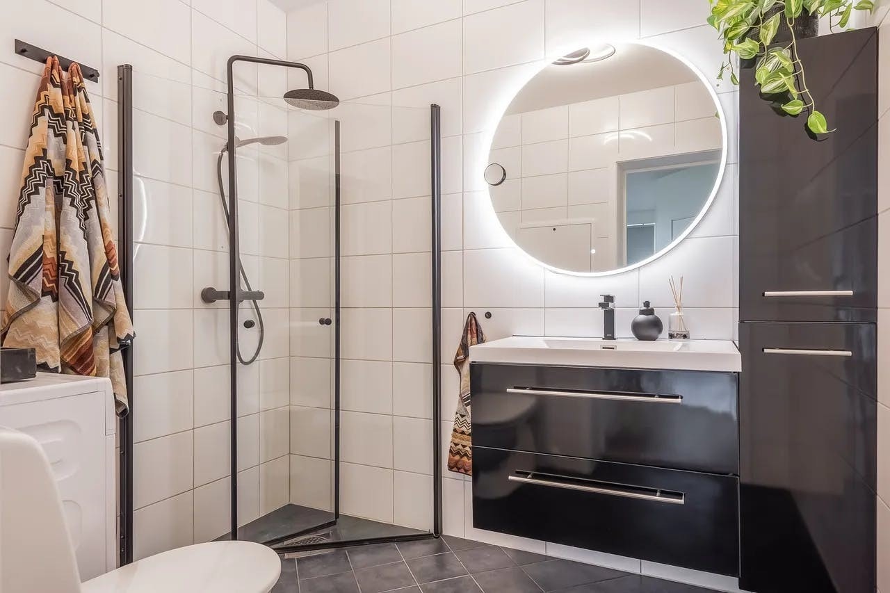 Lyst flislagt bad med varme i gulv Galleribilde